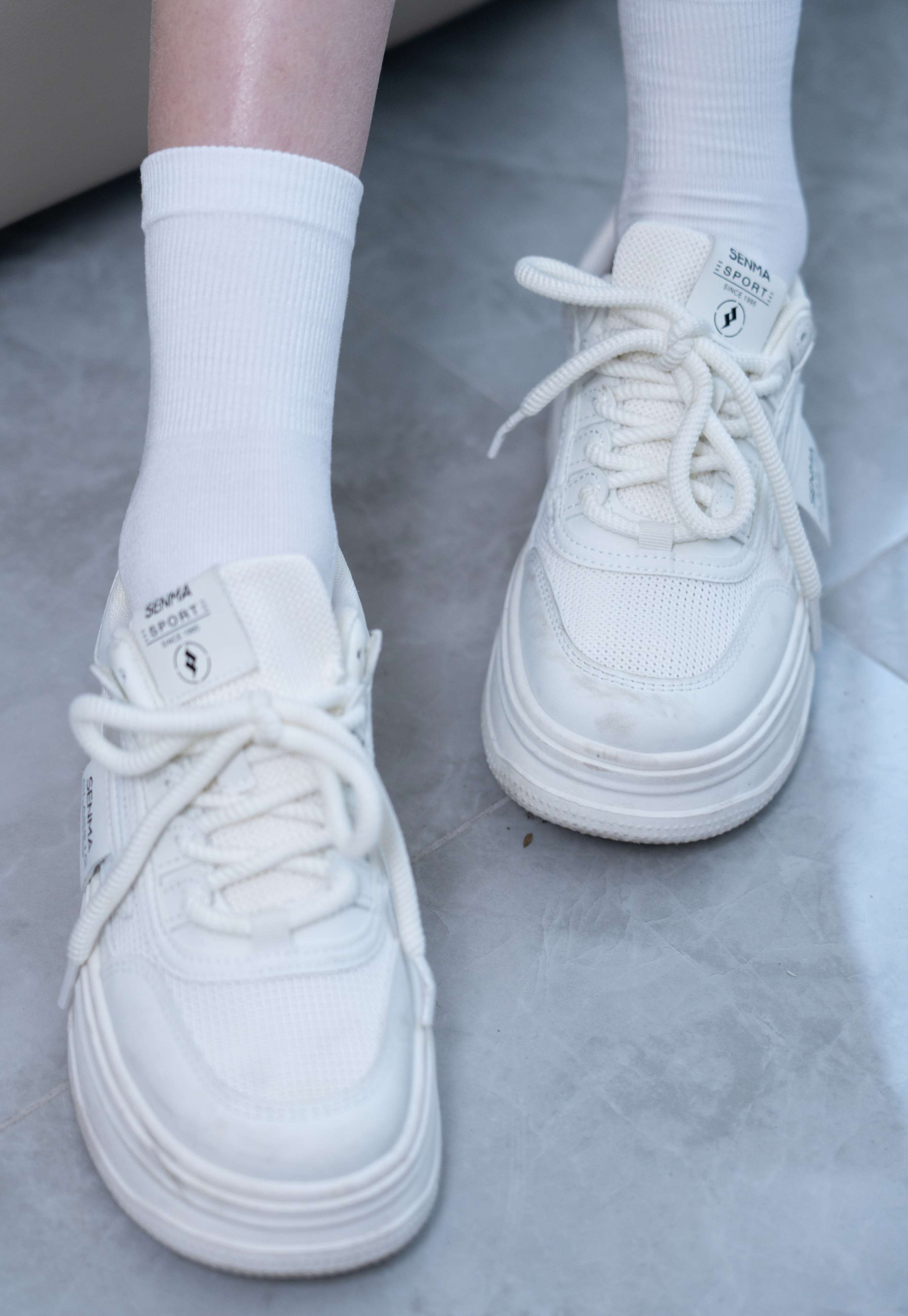 《珞珞-板鞋、白棉袜、裸足》作品图