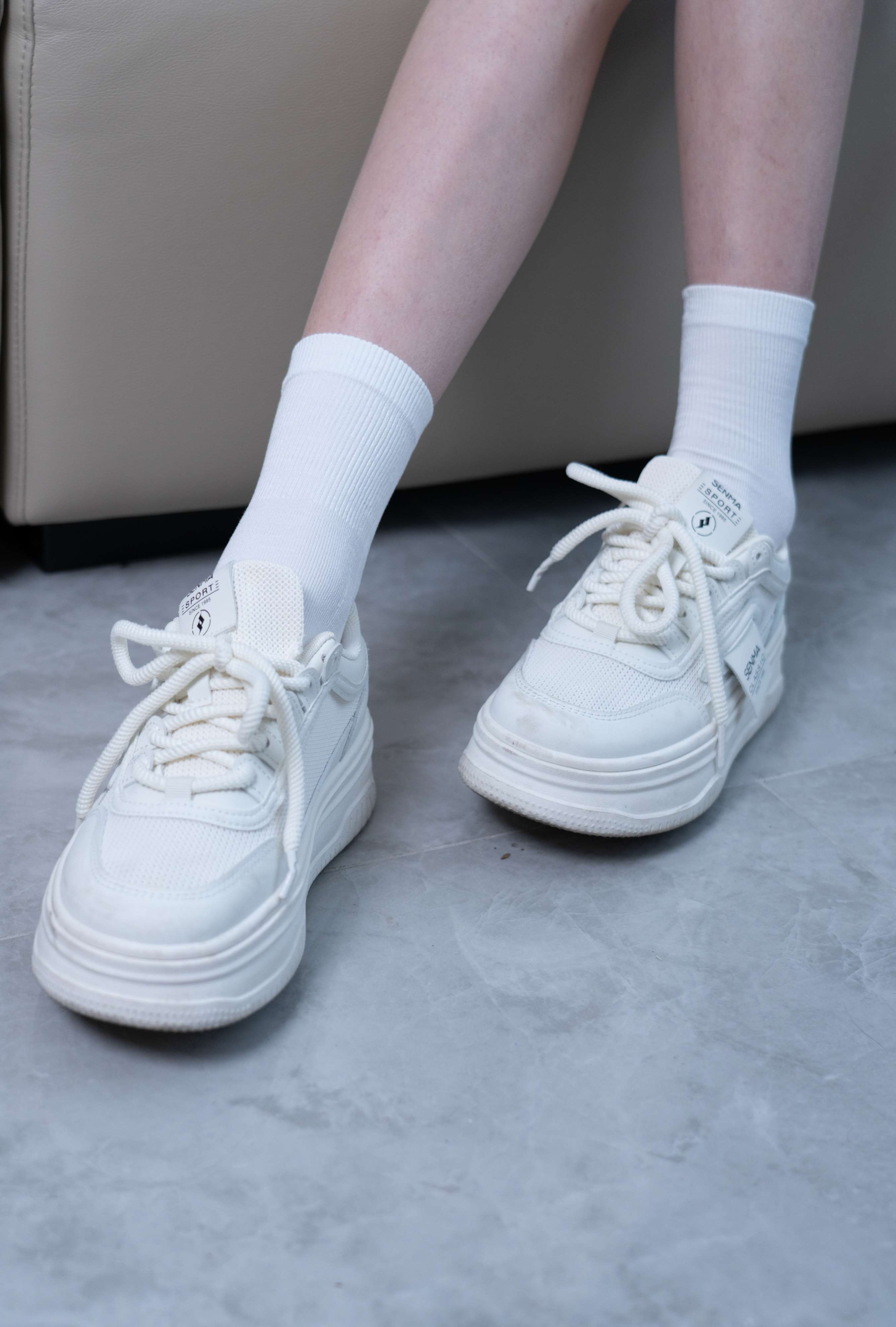 《珞珞-板鞋、白棉袜、裸足》作品图