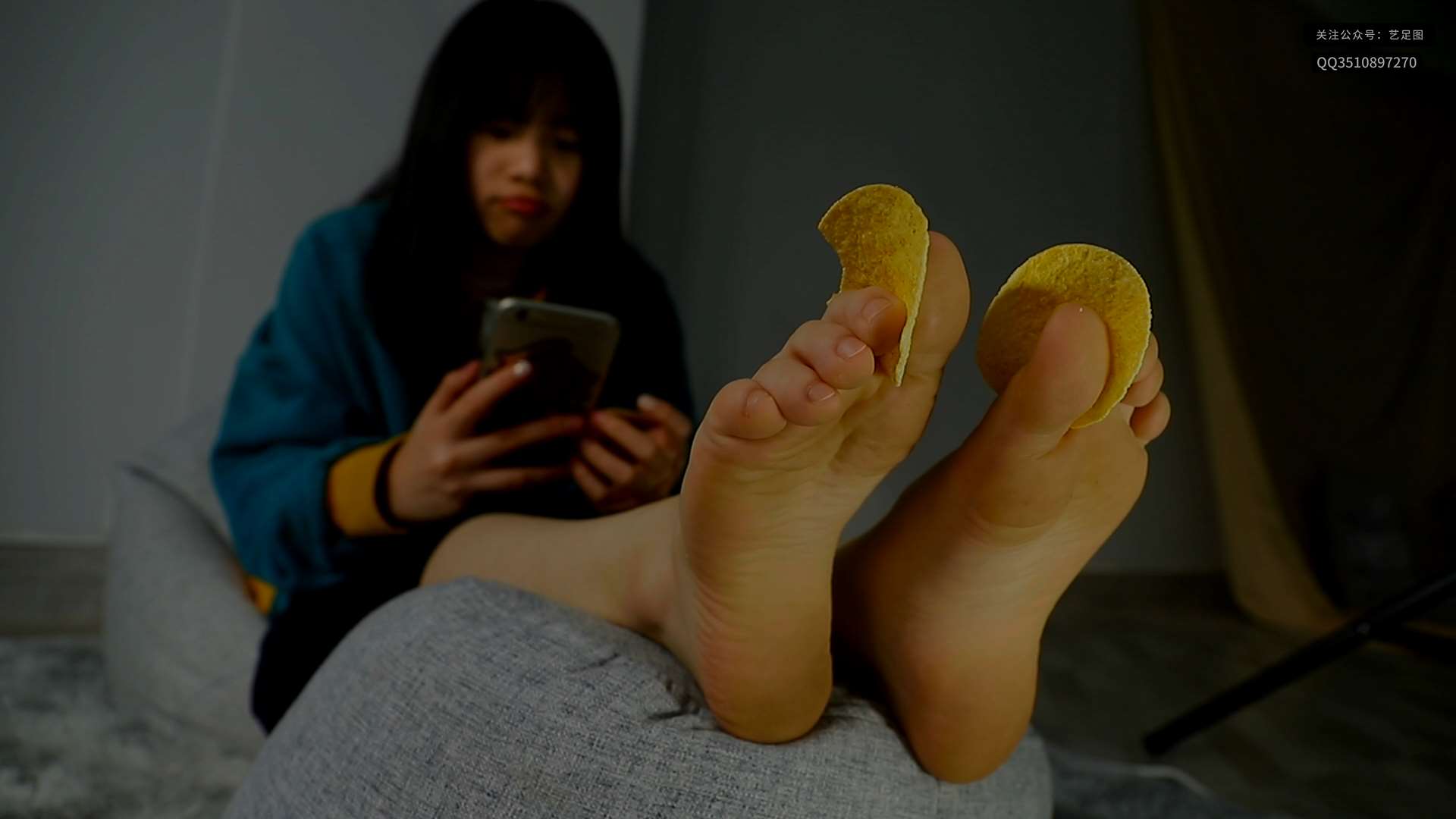 《[视频]宝儿牛奶般美脚夹着薯片灵活扭动!》作品图