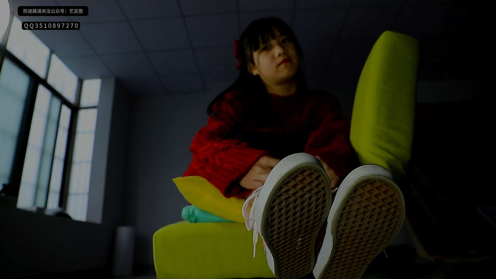 《[视频]可爱美女脱掉鞋袜展示原味牛奶般白嫩的美脚》作品图