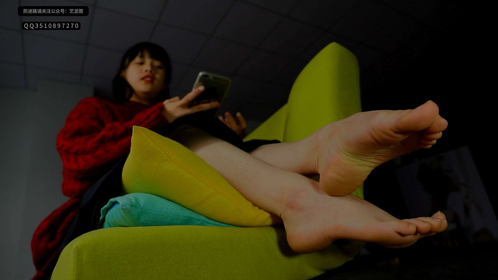 《[视频]可爱美女脱掉鞋袜展示原味牛奶般白嫩的美脚》作品图