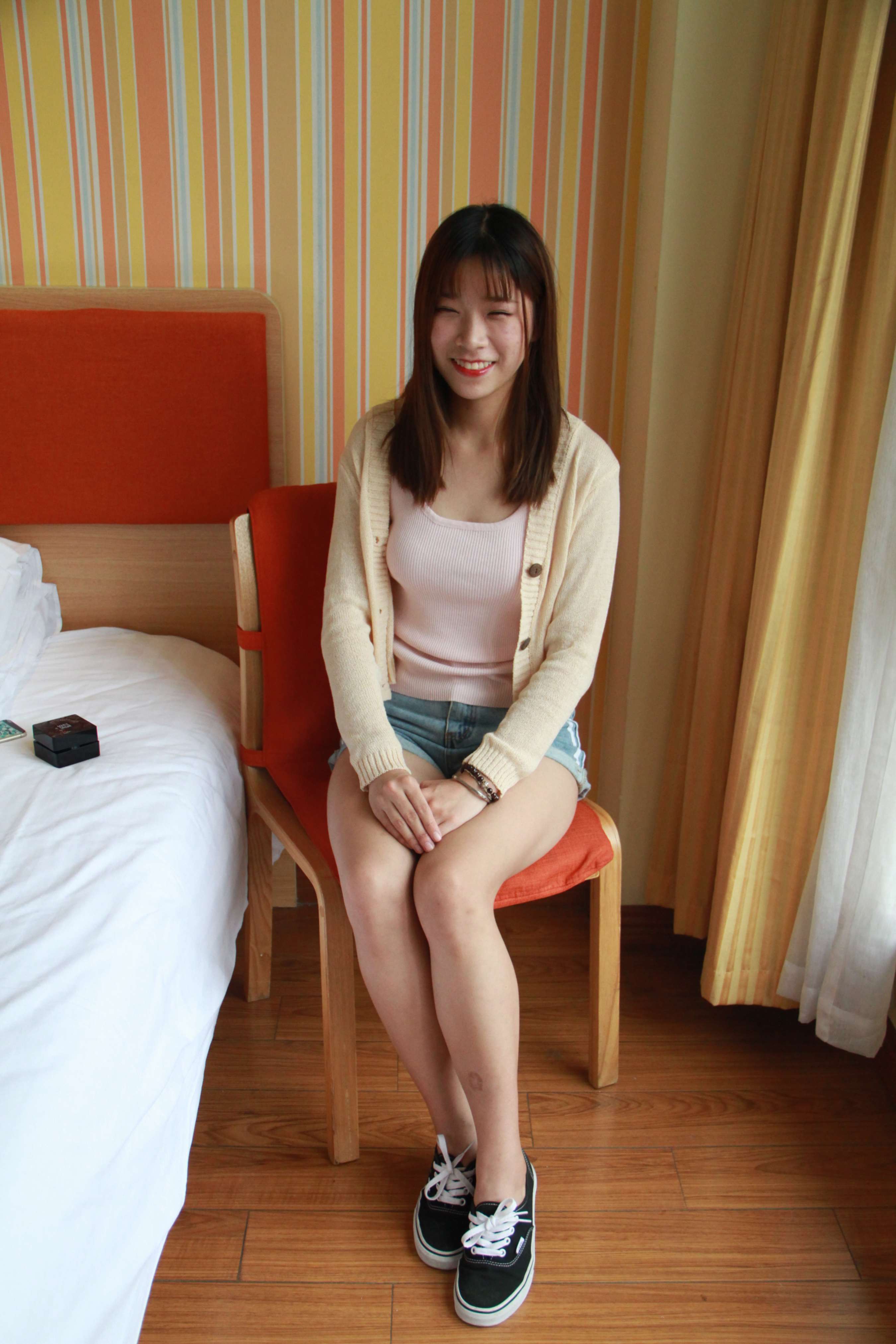 《水灵少女的玻璃丝足》作品图