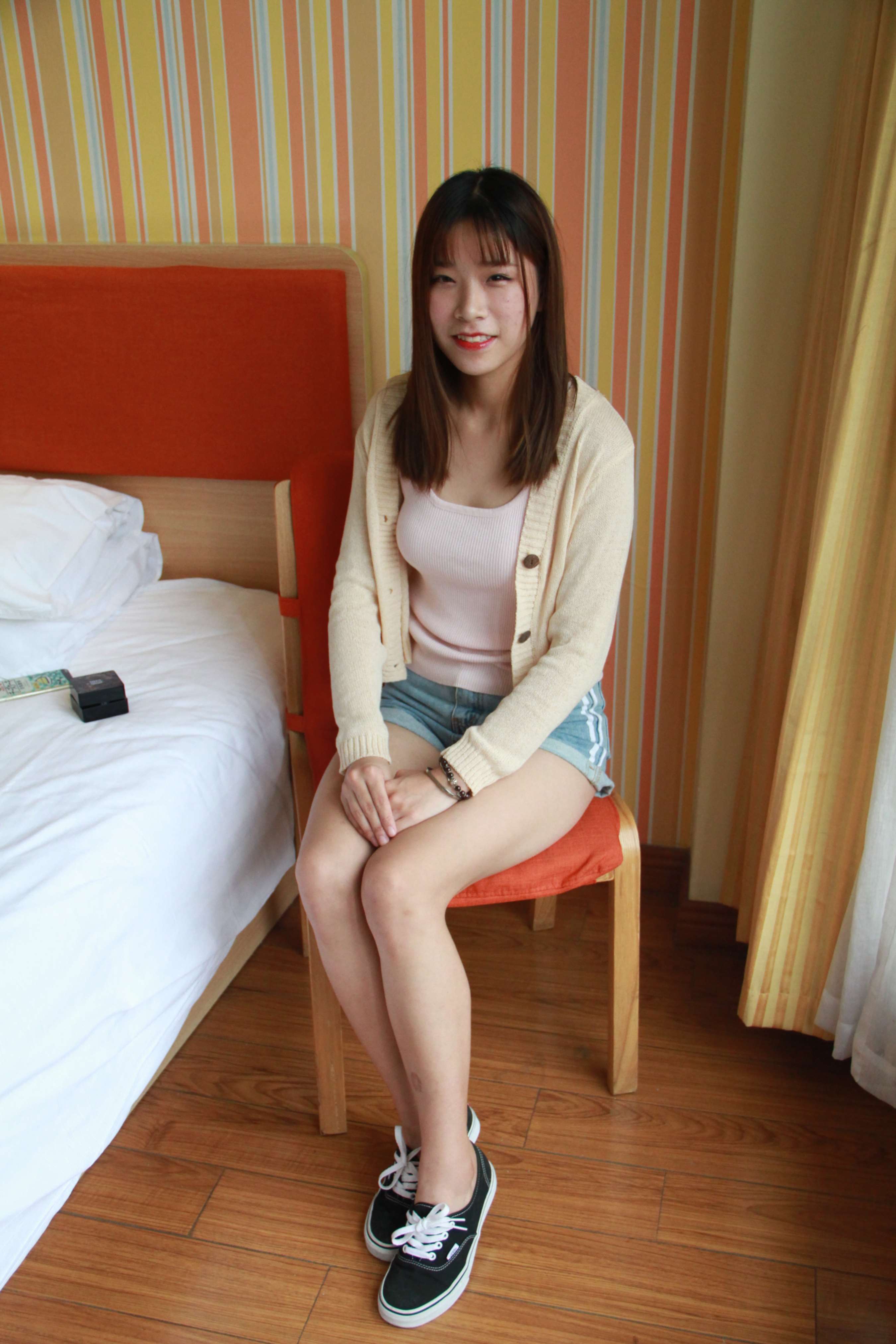 《水灵少女的玻璃丝足》作品图