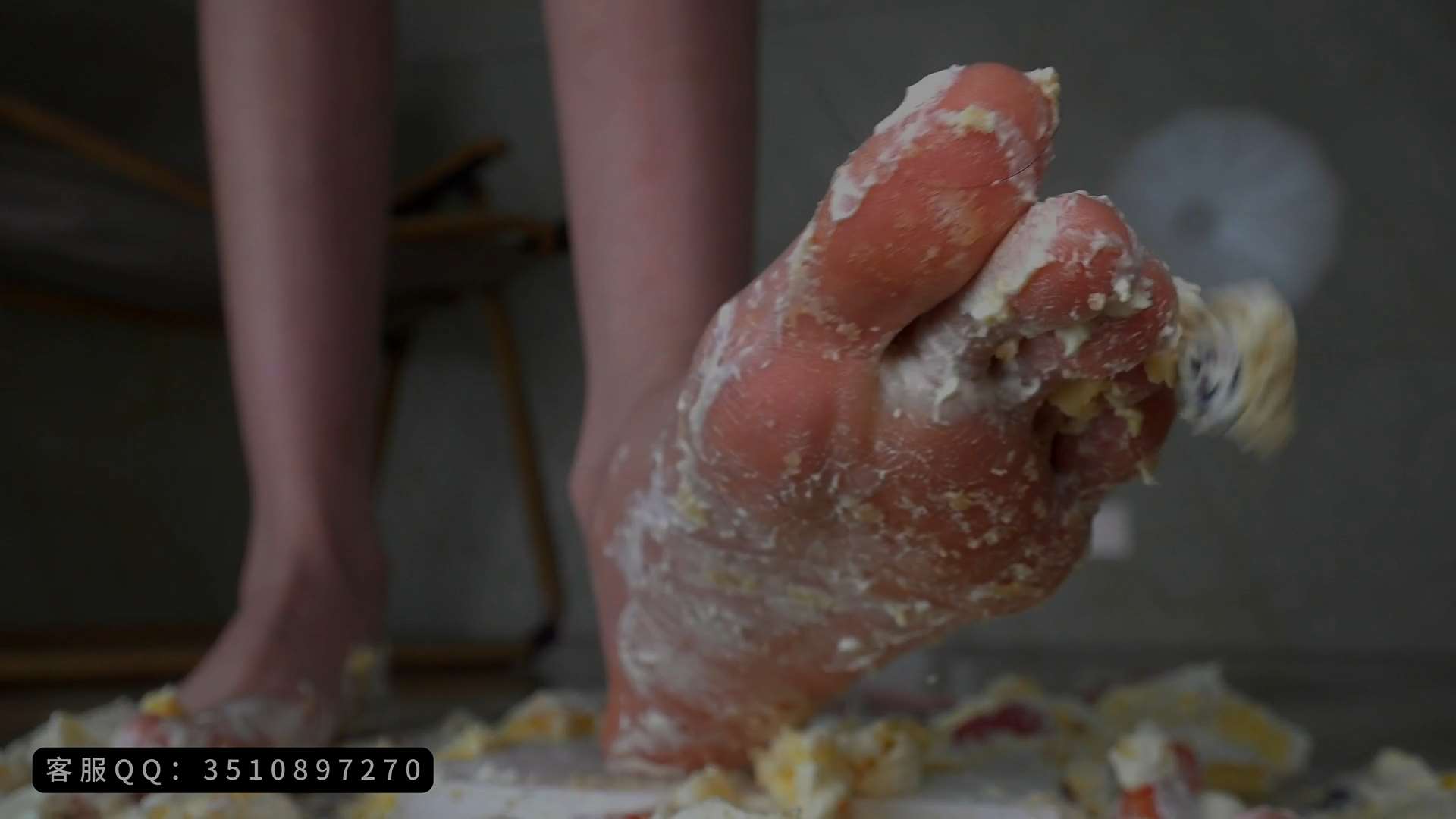 《[视频]雪儿女神完美玉足踩蛋糕，秀脏脏脚心》作品图