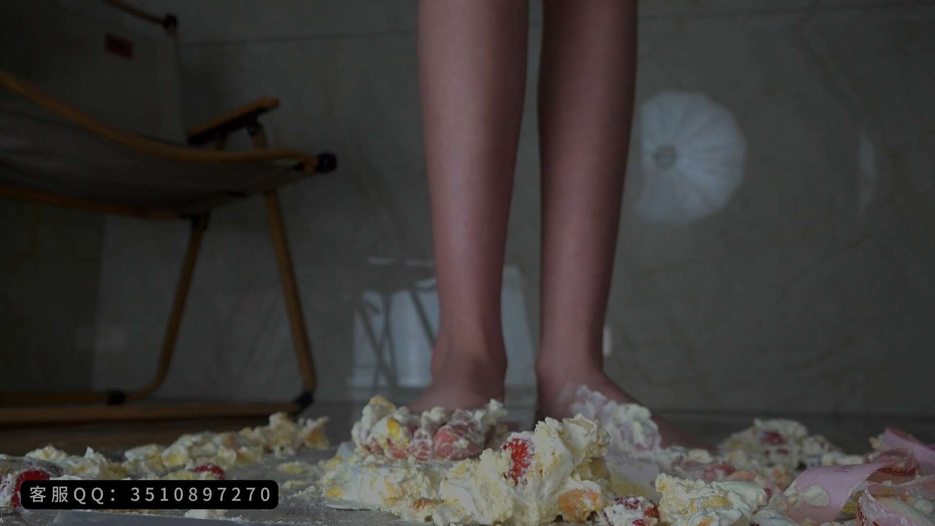《[视频]雪儿女神完美玉足踩蛋糕，秀脏脏脚心》作品图