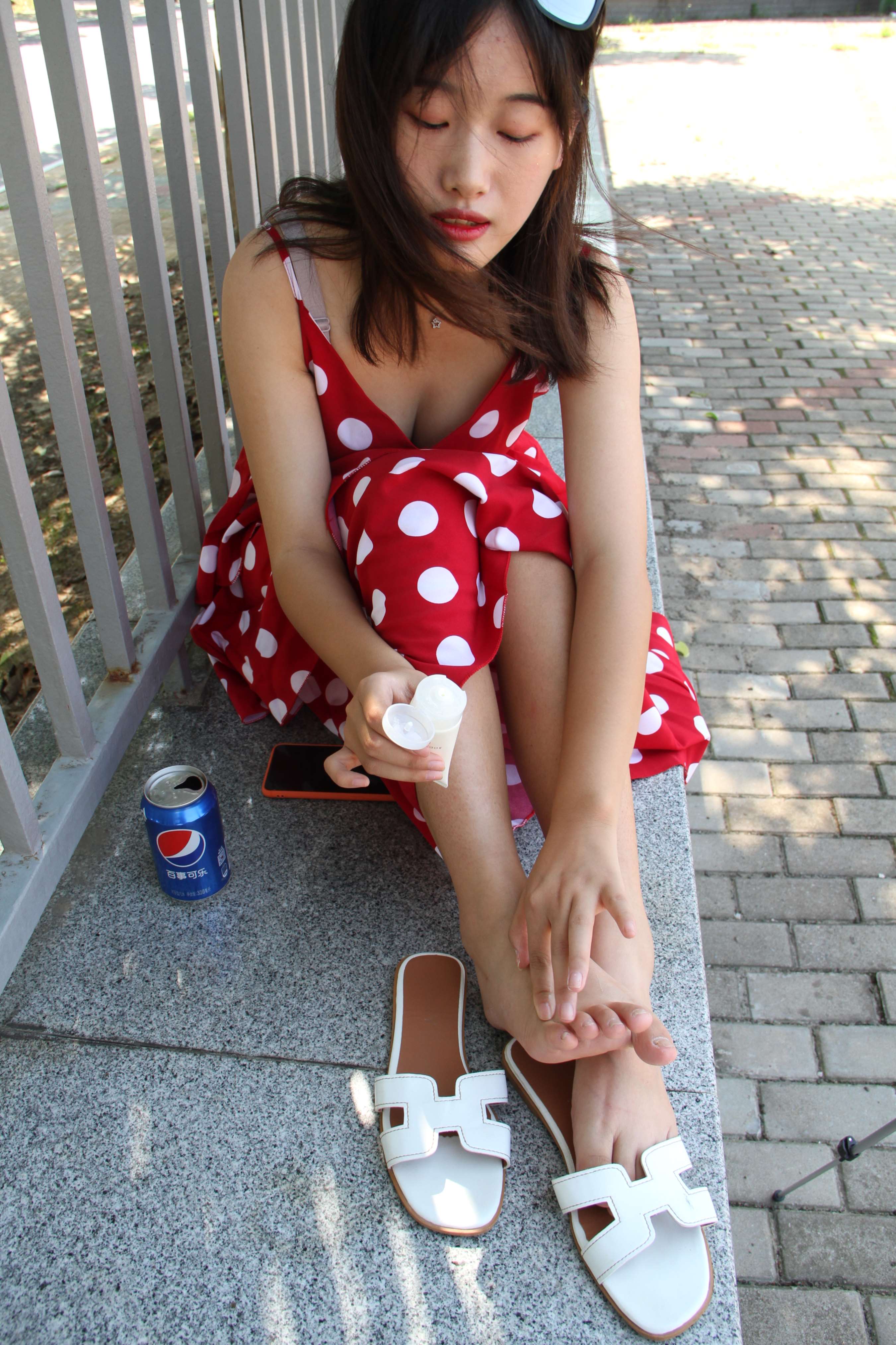 《校园走了一圈结果脚丫出汗了》作品图