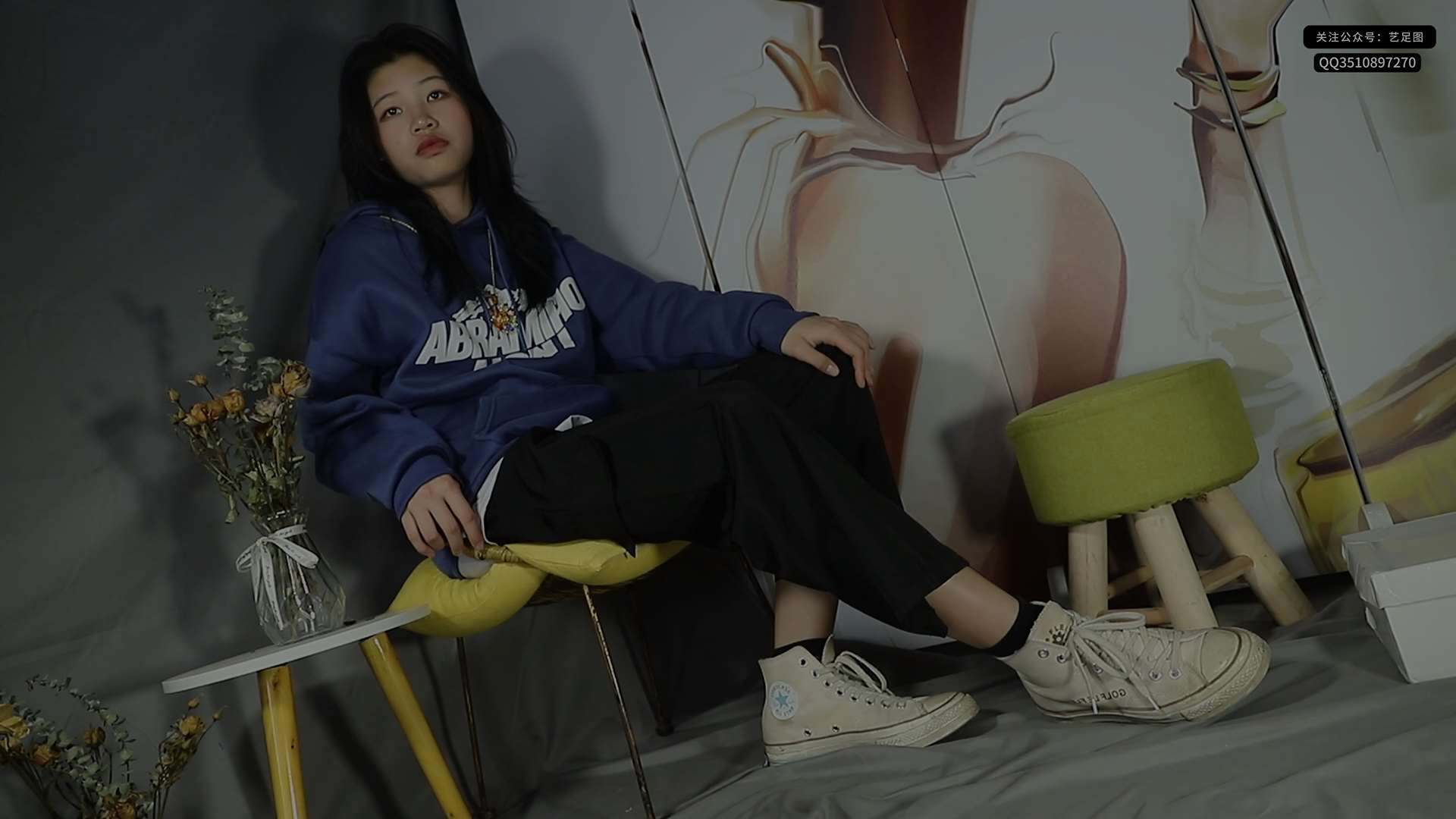 《[视频]美女展示40码大脚，味道超浓的原味棉袜脏美脚》作品图