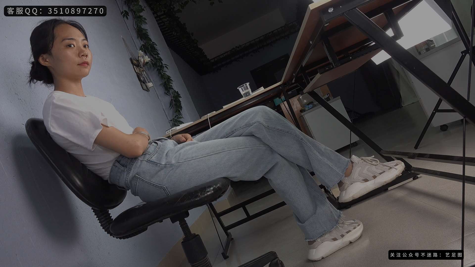 《[视频]长趾美女萌萌脱掉鞋子棉袜的原味美脚》作品图