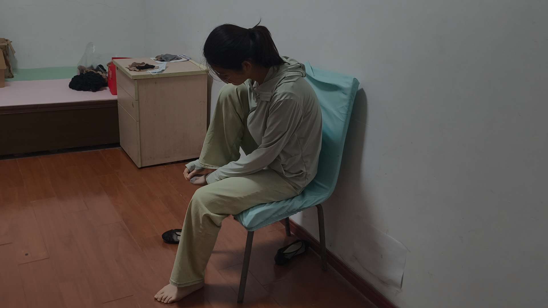 《[视频]戴眼镜美少女全方位展示灰色短丝》作品图