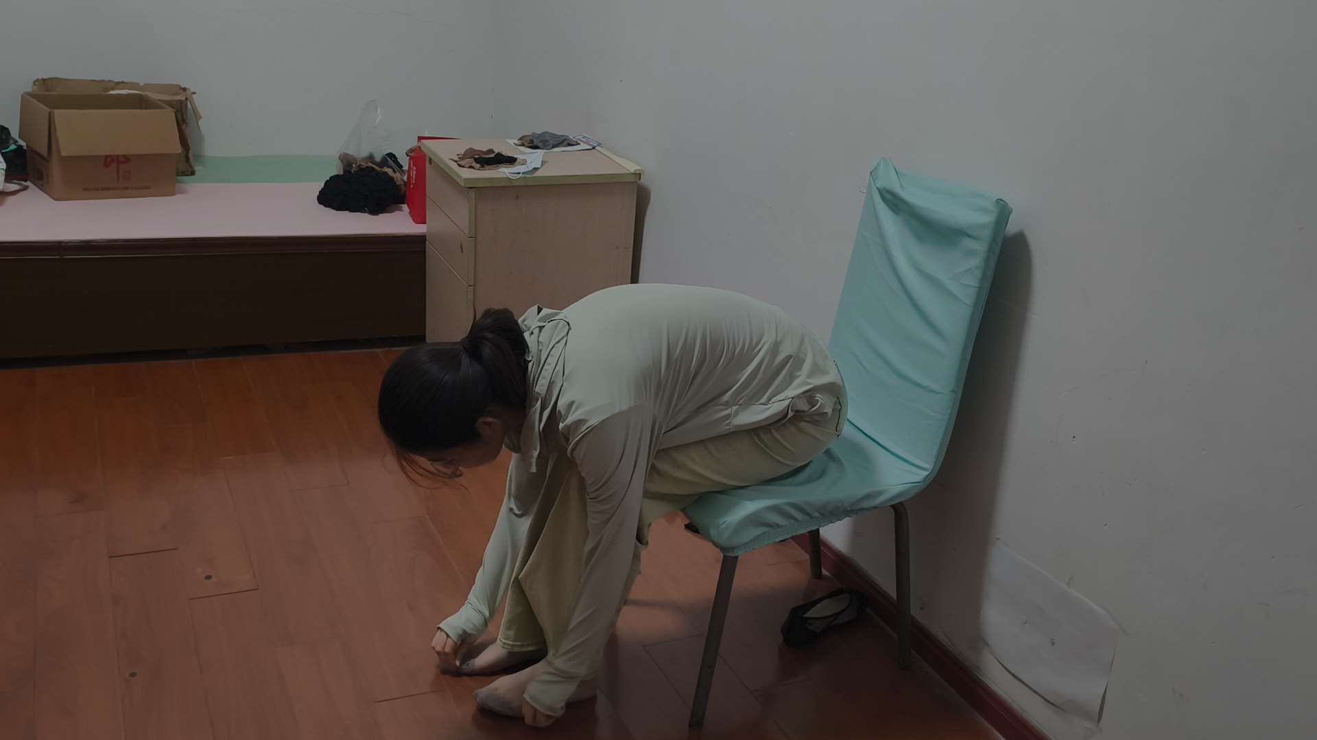 《[视频]戴眼镜美少女全方位展示灰色短丝》作品图