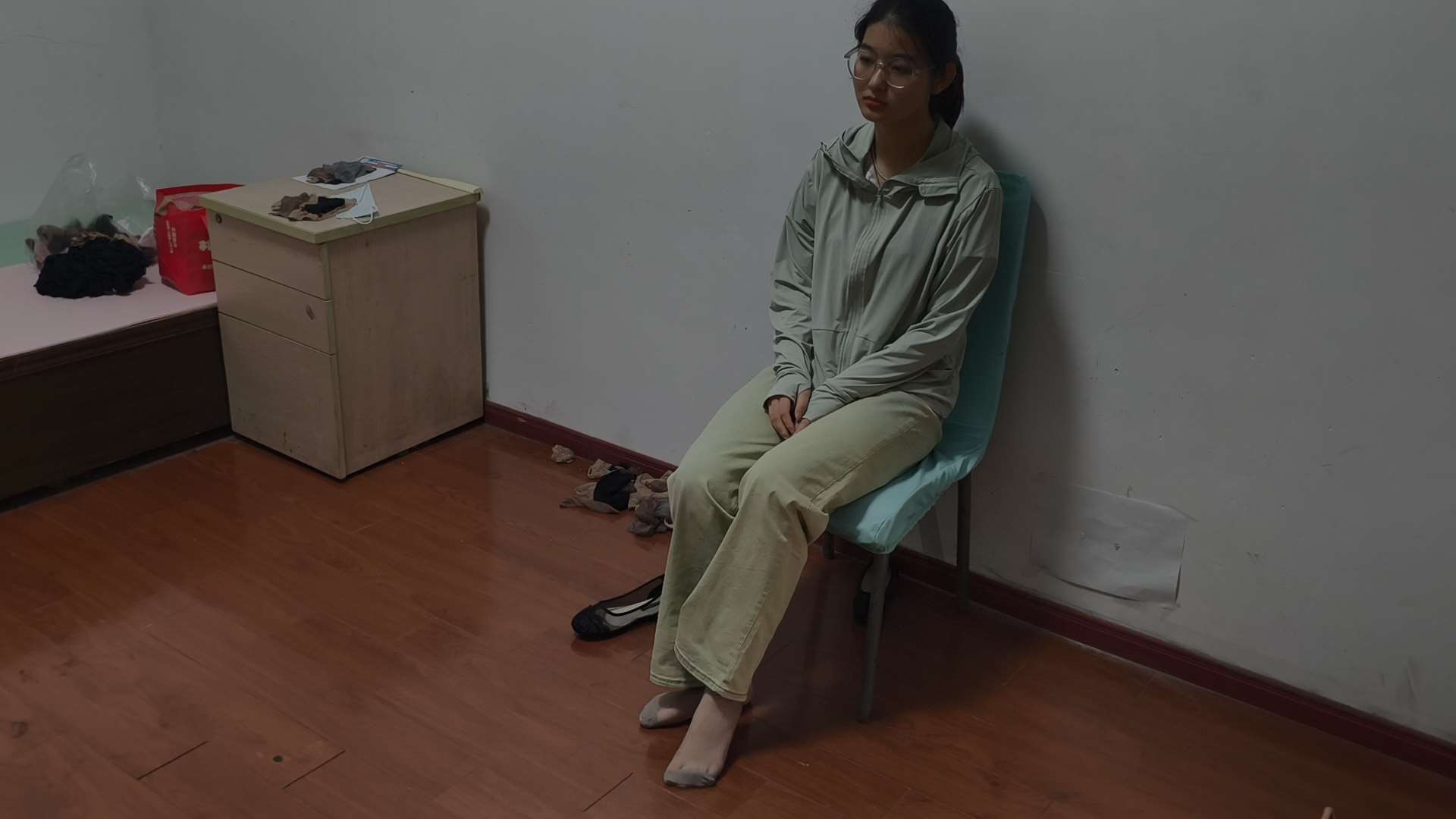 《[视频]戴眼镜美少女全方位展示灰色短丝》作品图