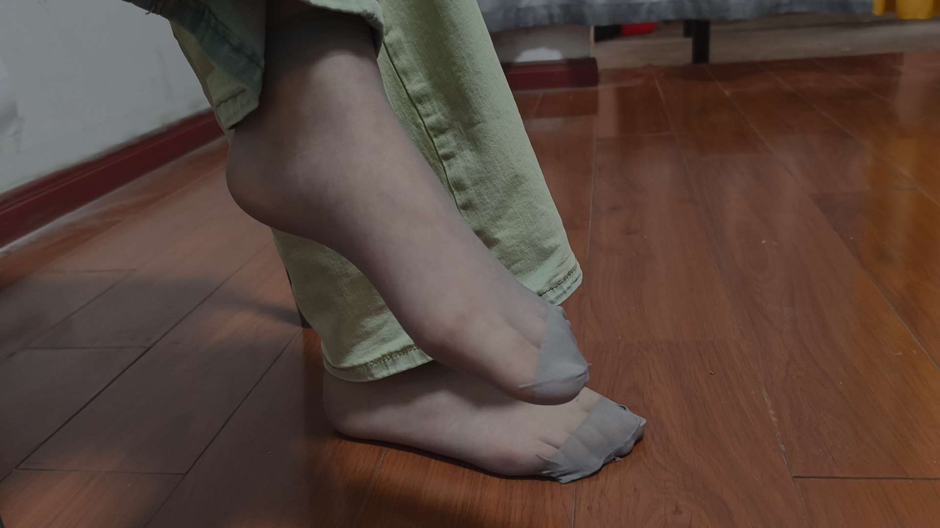 《[视频]戴眼镜美少女全方位展示灰色短丝》作品图