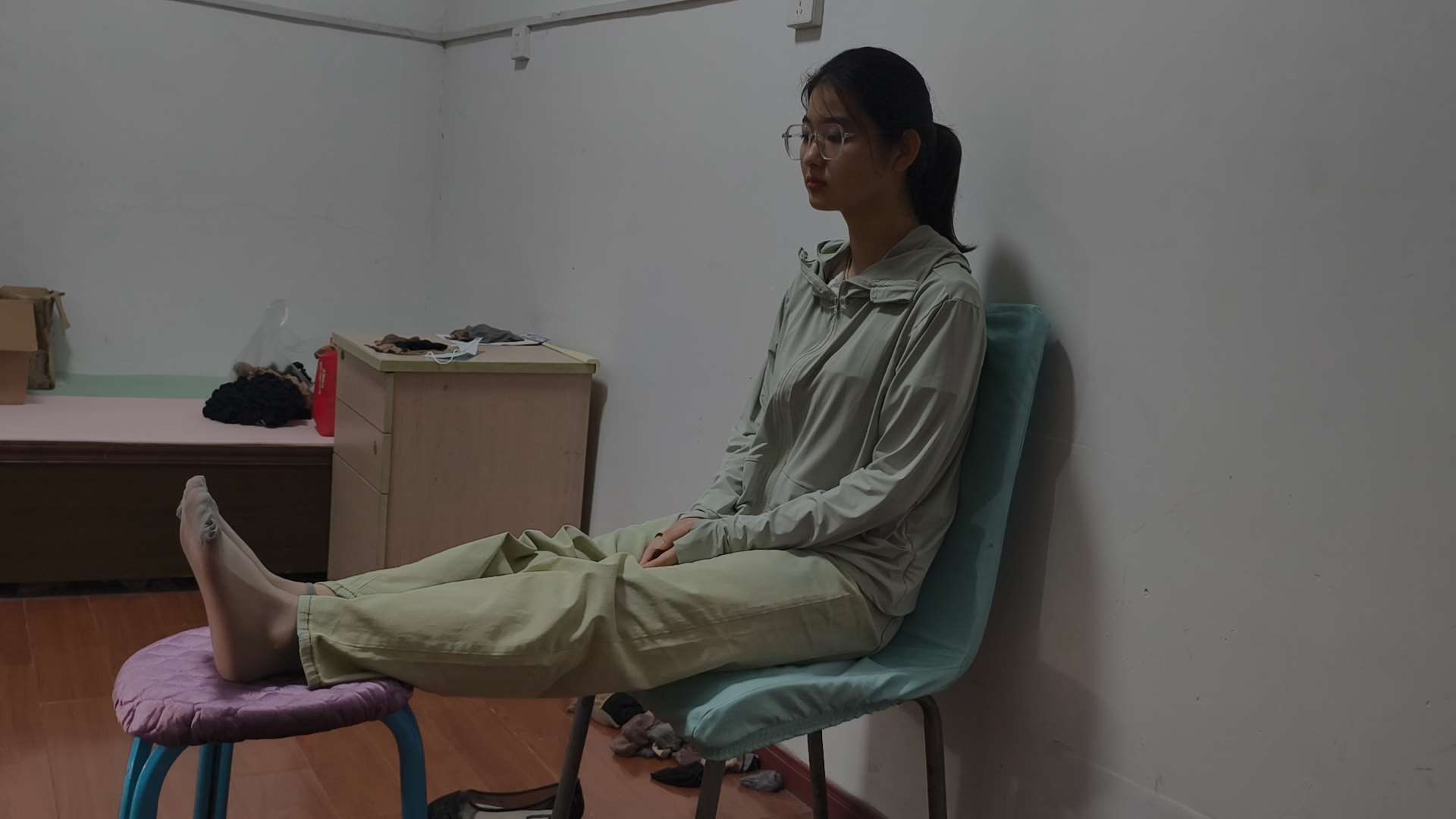 《[视频]戴眼镜美少女全方位展示灰色短丝》作品图