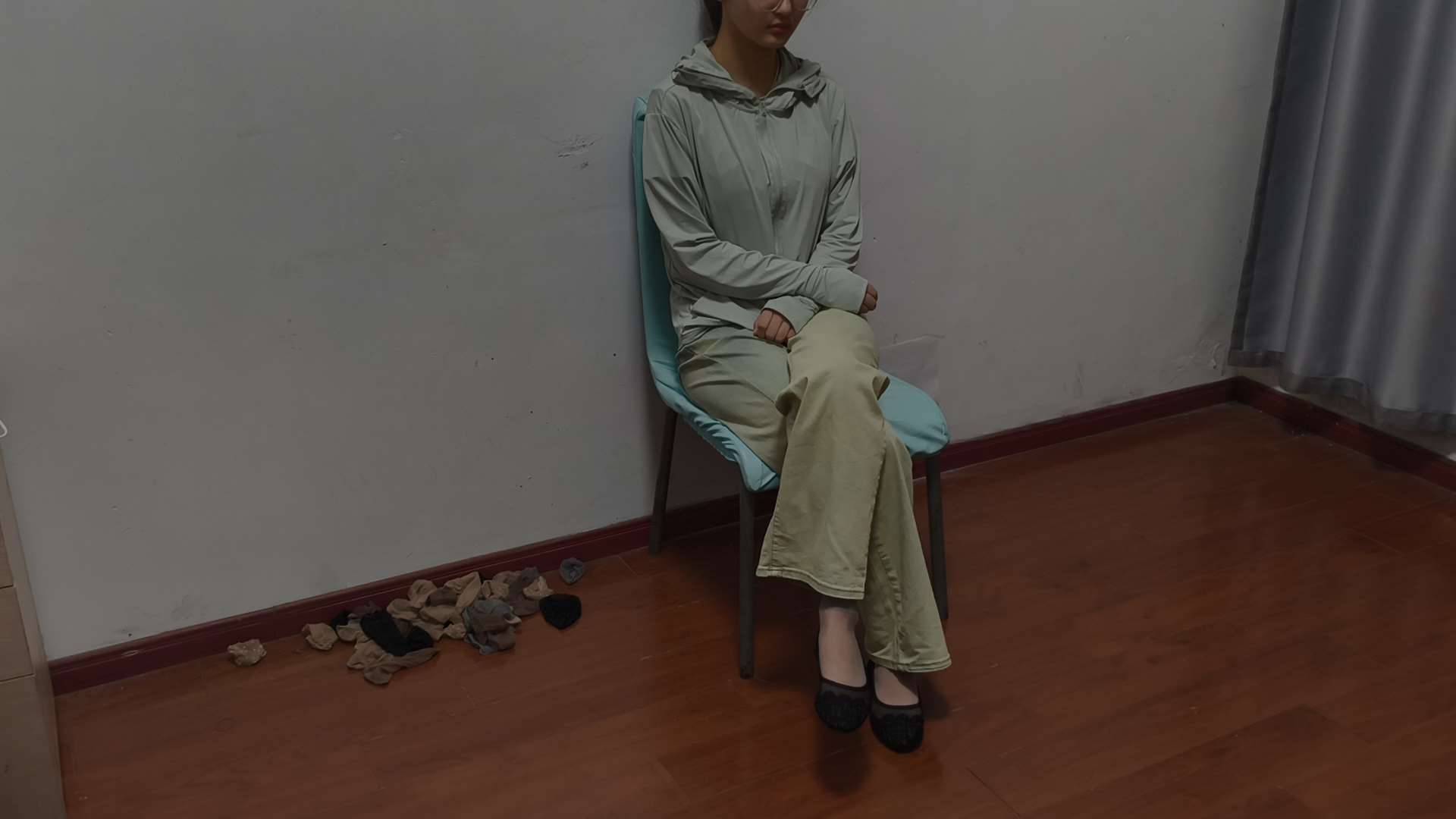 《[视频]戴眼镜美少女全方位展示灰色短丝》作品图