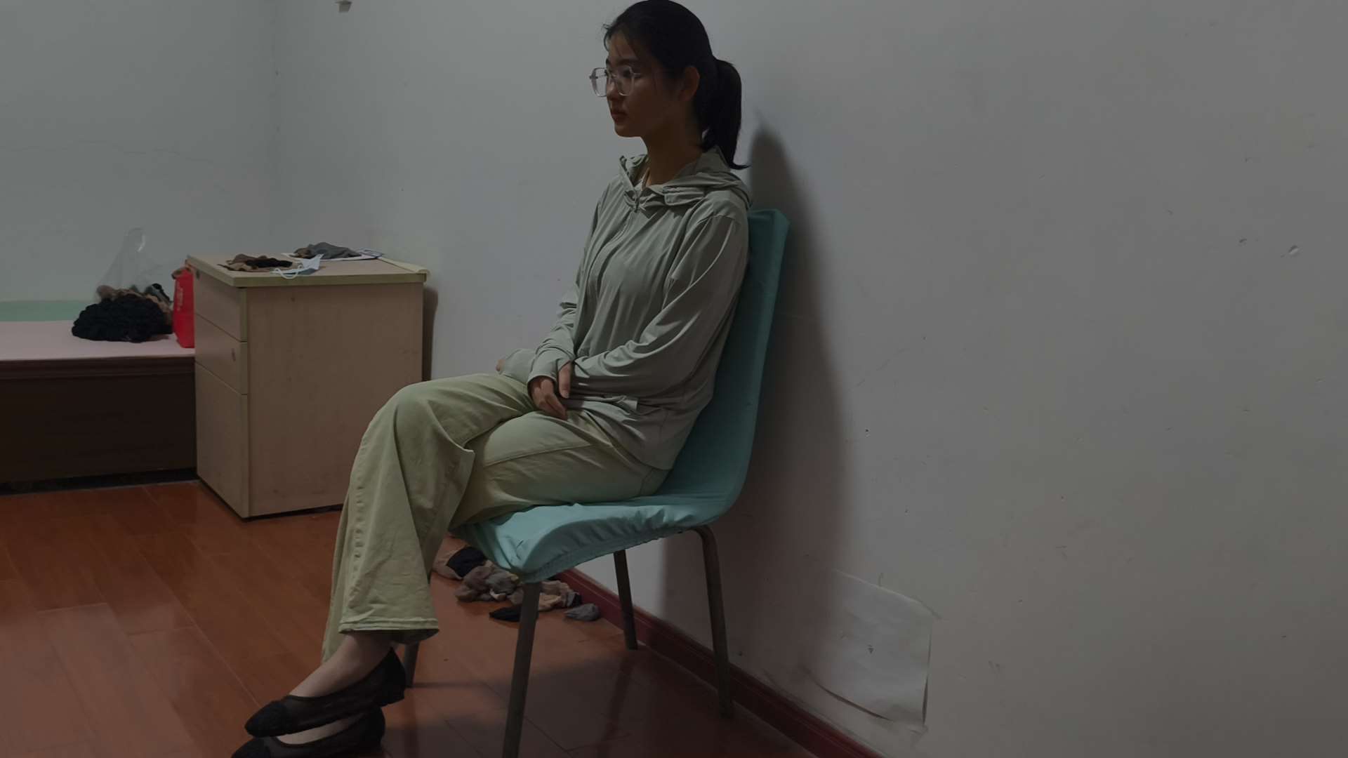 《[视频]戴眼镜美少女全方位展示灰色短丝》作品图