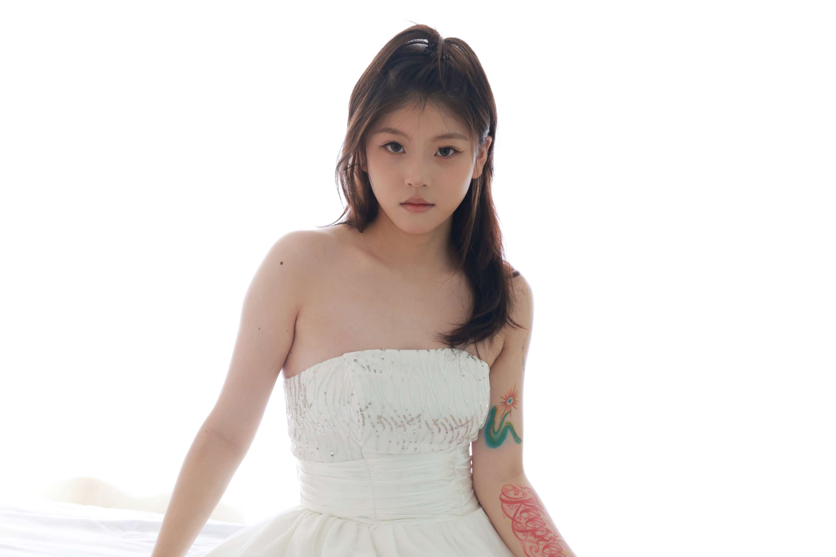 《少女脱白丝展嫩足》作品图