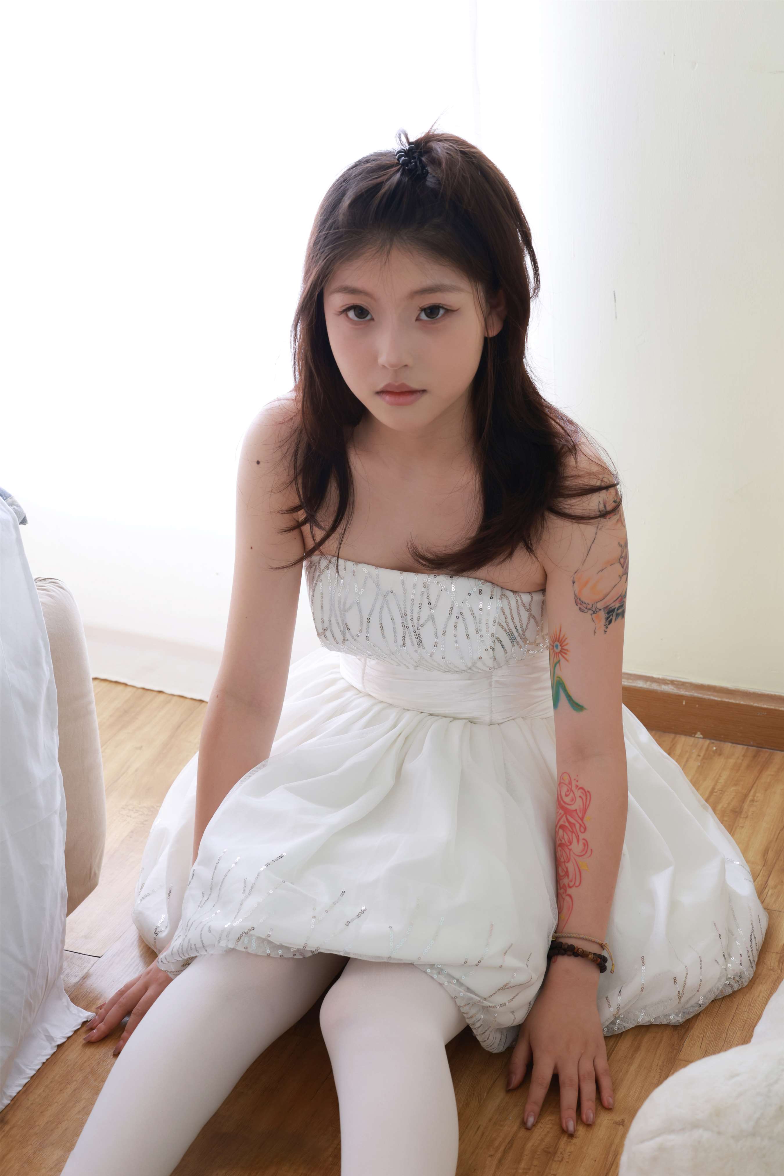 《少女脱白丝展嫩足》作品图