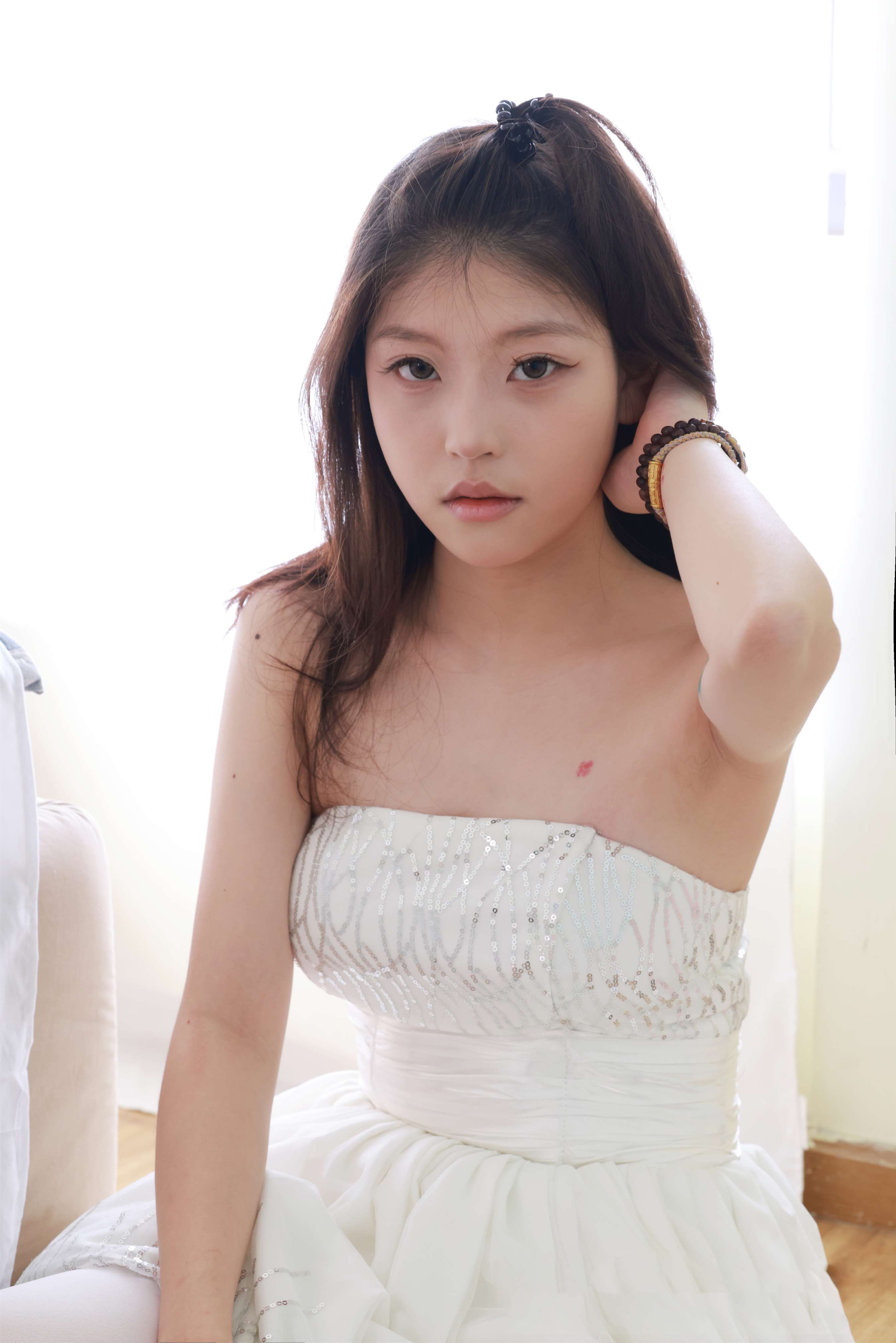 《少女脱白丝展嫩足》作品图