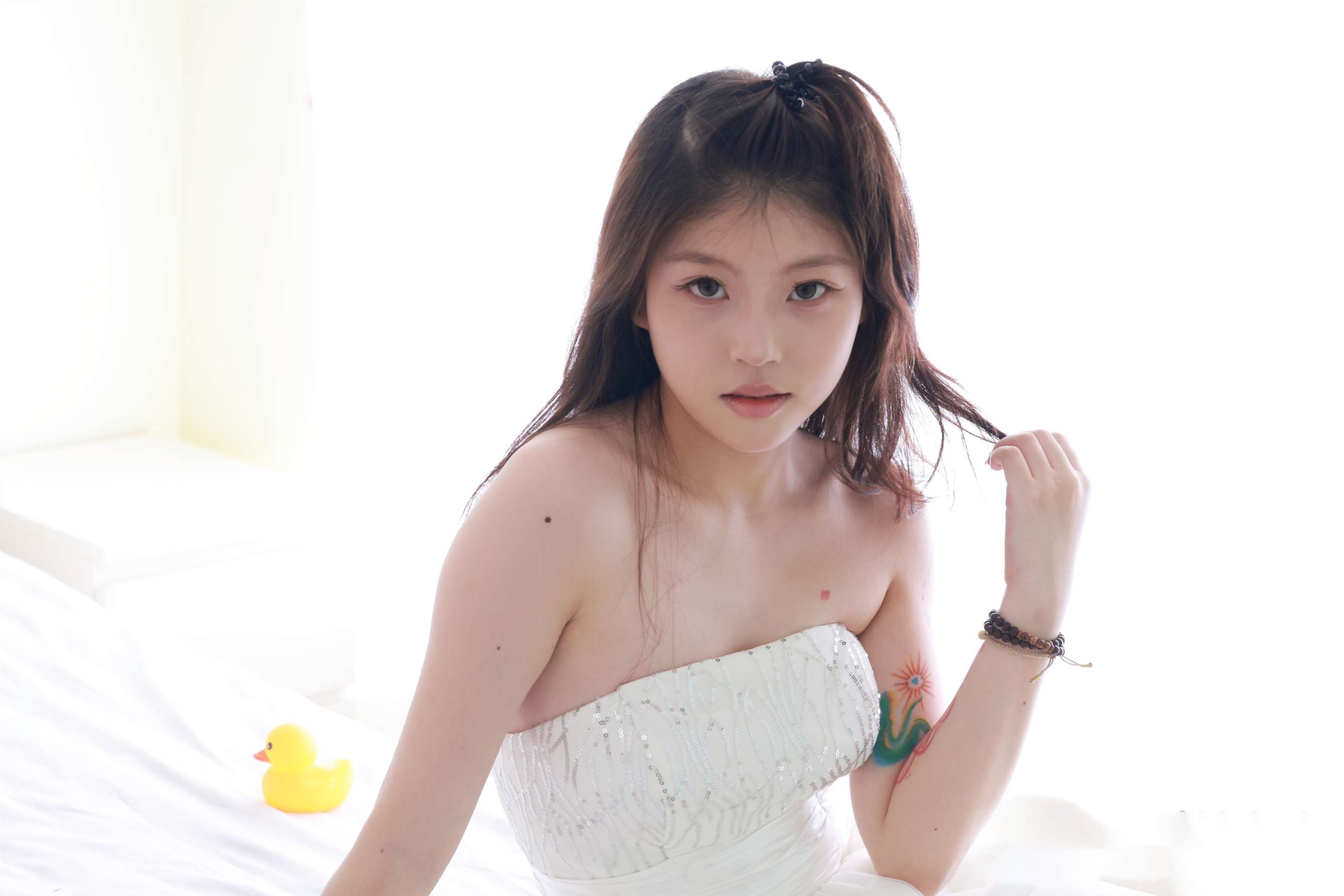 《少女脱白丝展嫩足》作品图