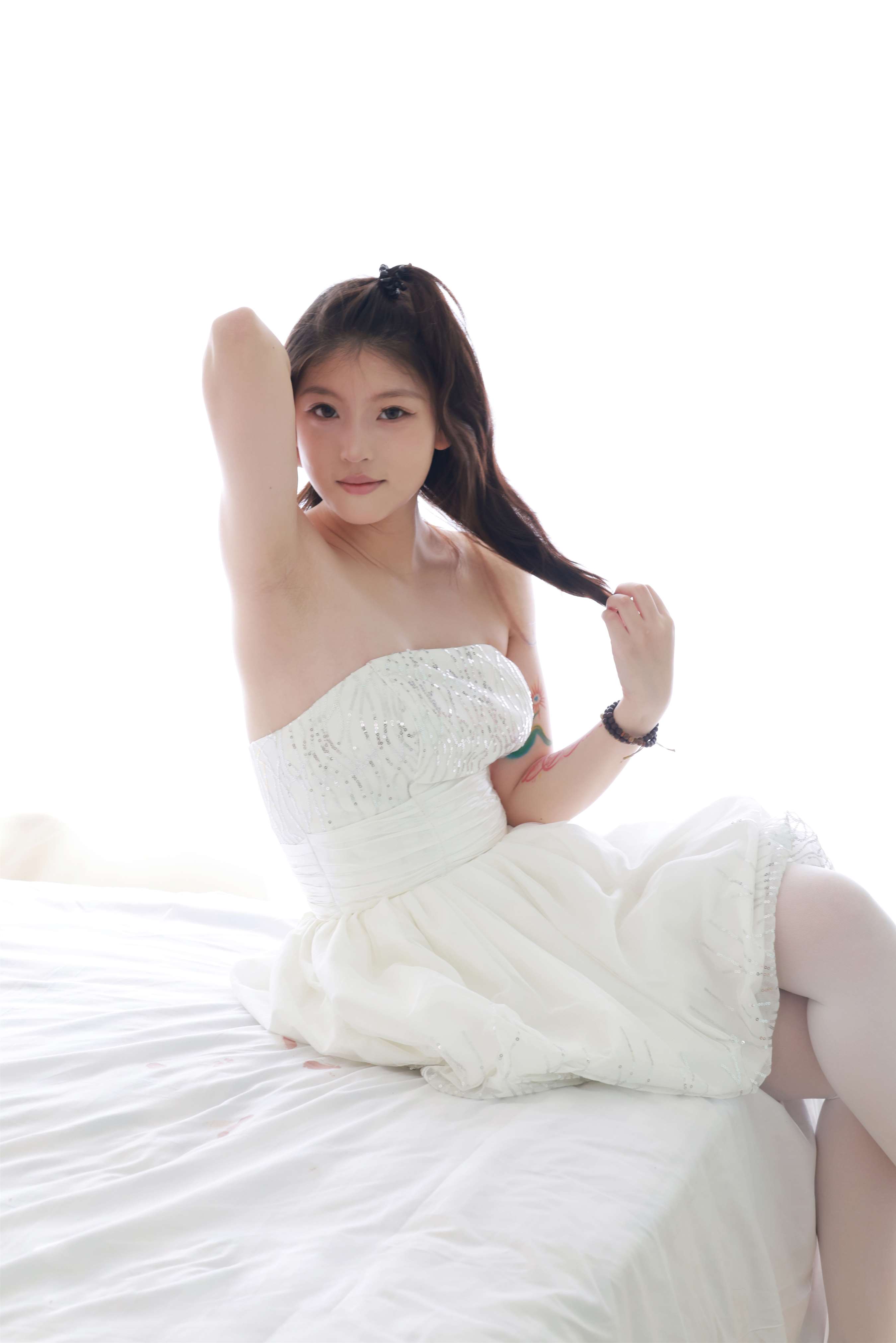 《少女脱白丝展嫩足》作品图