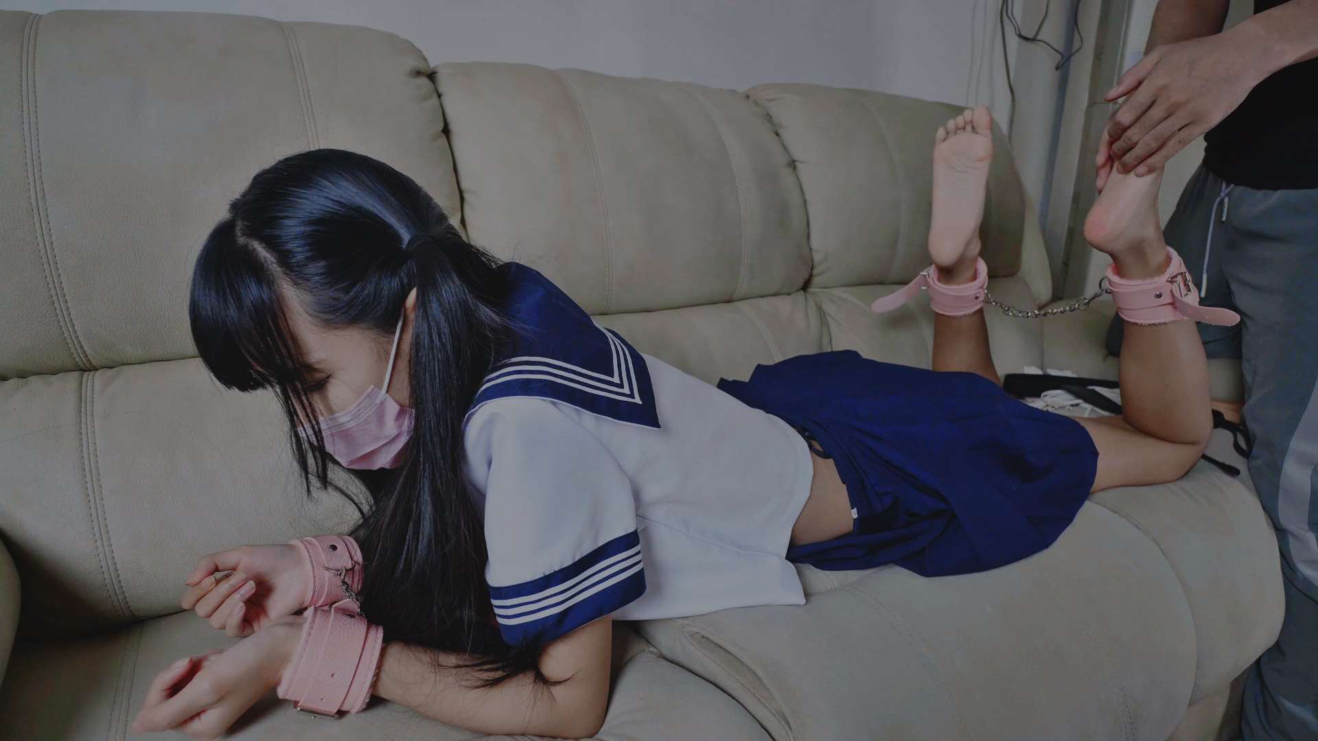 《[视频]拍打JK少女脚心》作品图