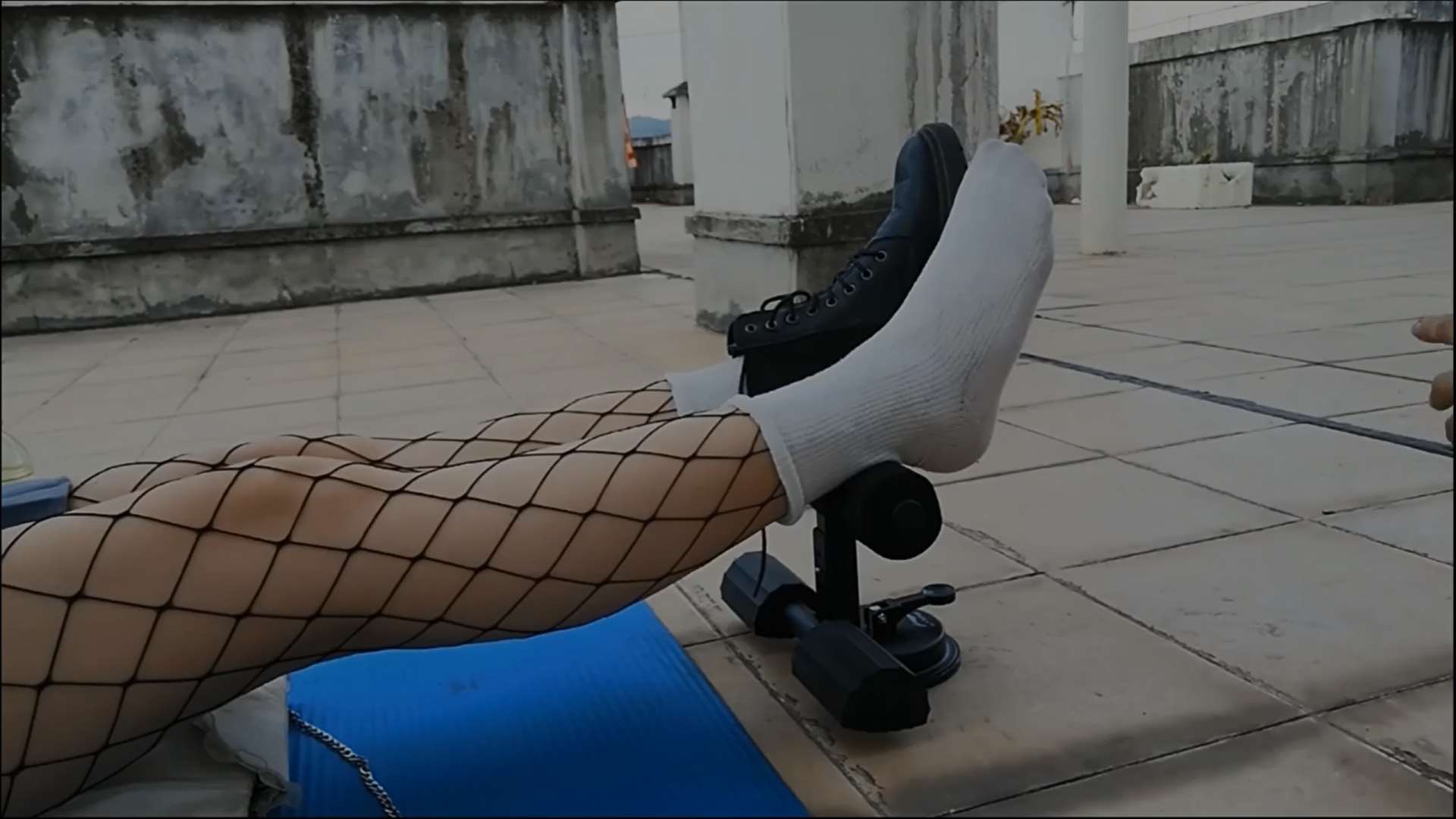 《[视频]天台少女脏白棉袜の渔网丝袜》作品图