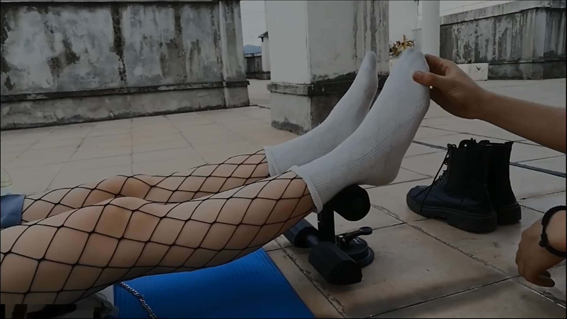 《[视频]天台少女脏白棉袜の渔网丝袜》作品图