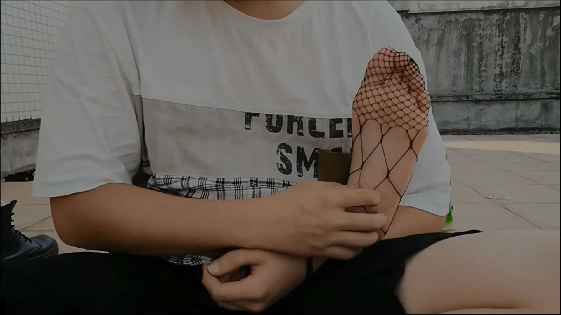 《[视频]天台少女脏白棉袜の渔网丝袜》作品图