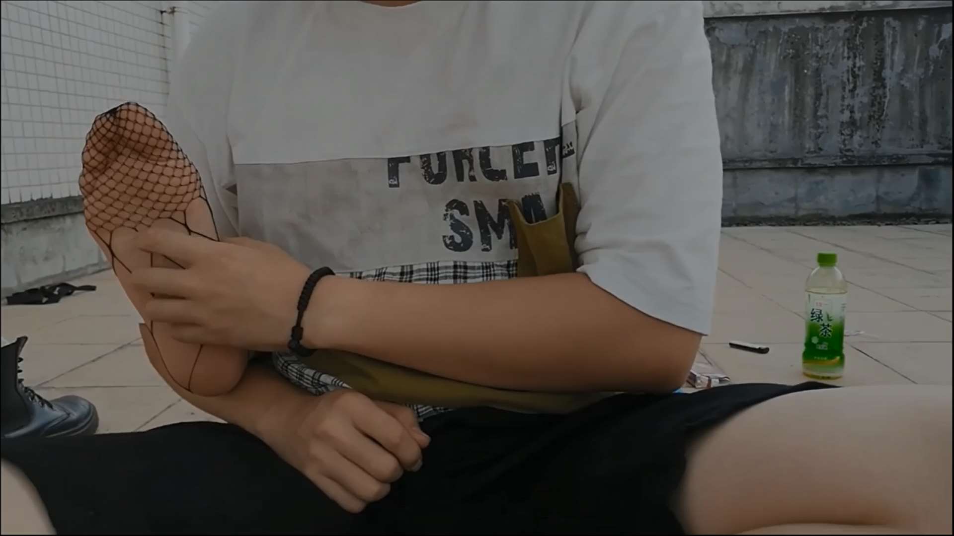 《[视频]天台少女脏白棉袜の渔网丝袜》作品图