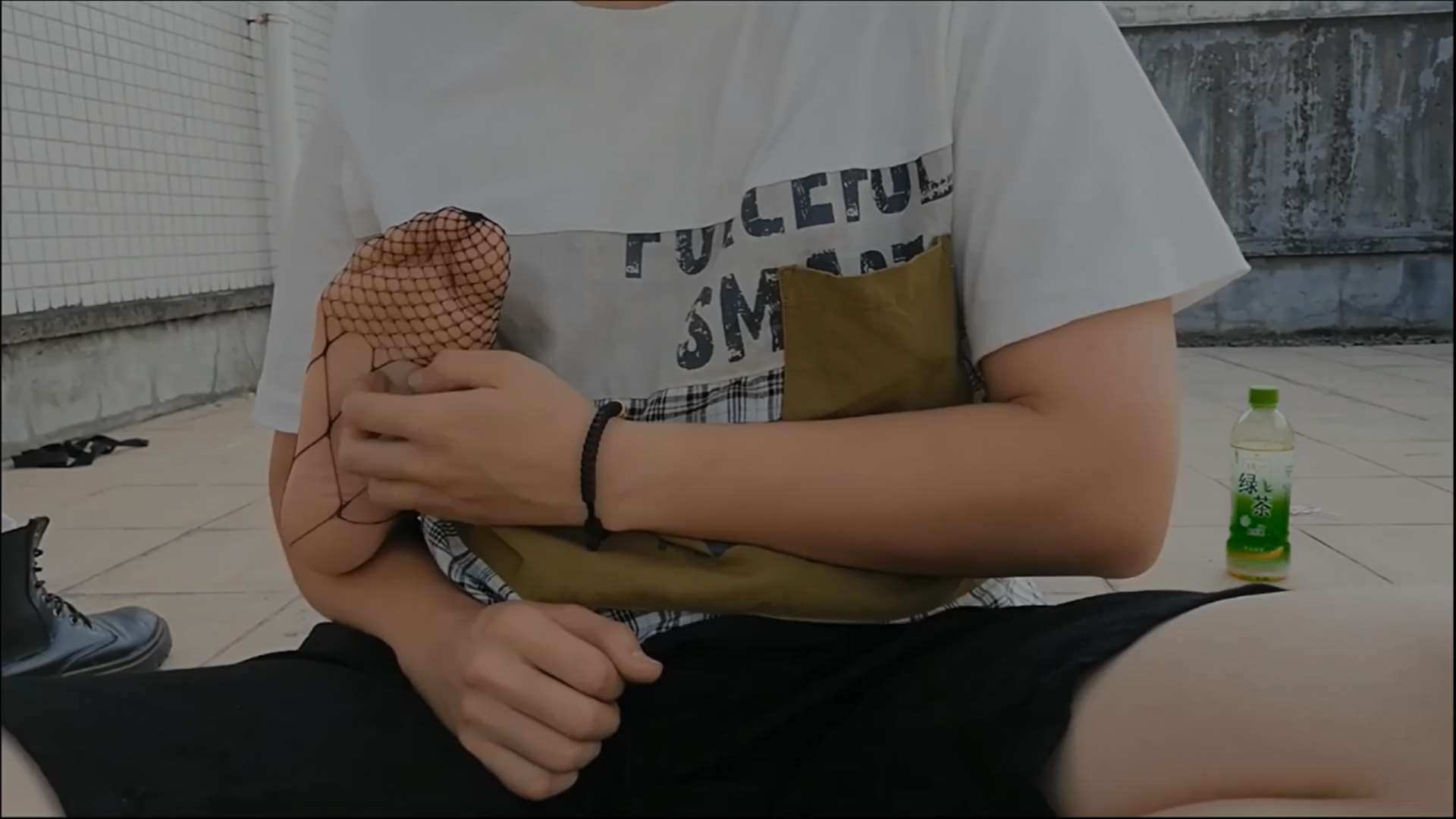 《[视频]天台少女脏白棉袜の渔网丝袜》作品图