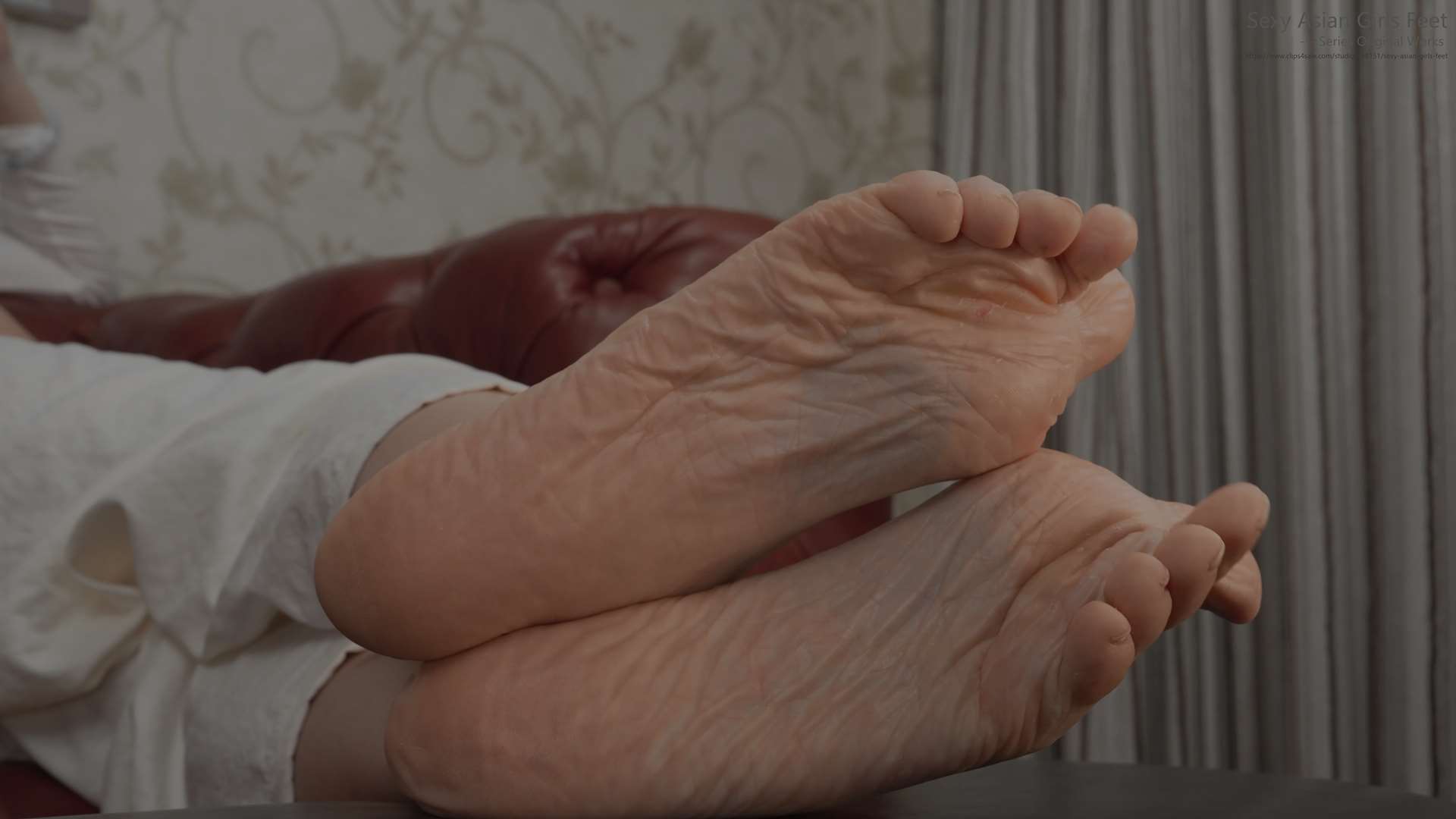 《[寄卖视频]A&F-Jiji展示她褶皱的38码嫩足》作品图