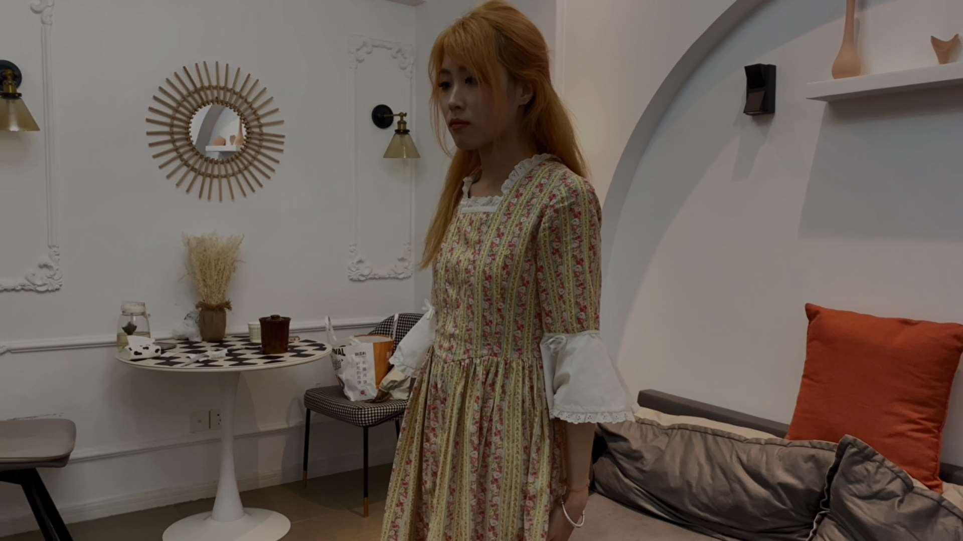 《[视频]沙发上捆绑黄发少女小敏tk把玩她的裸足！》作品图