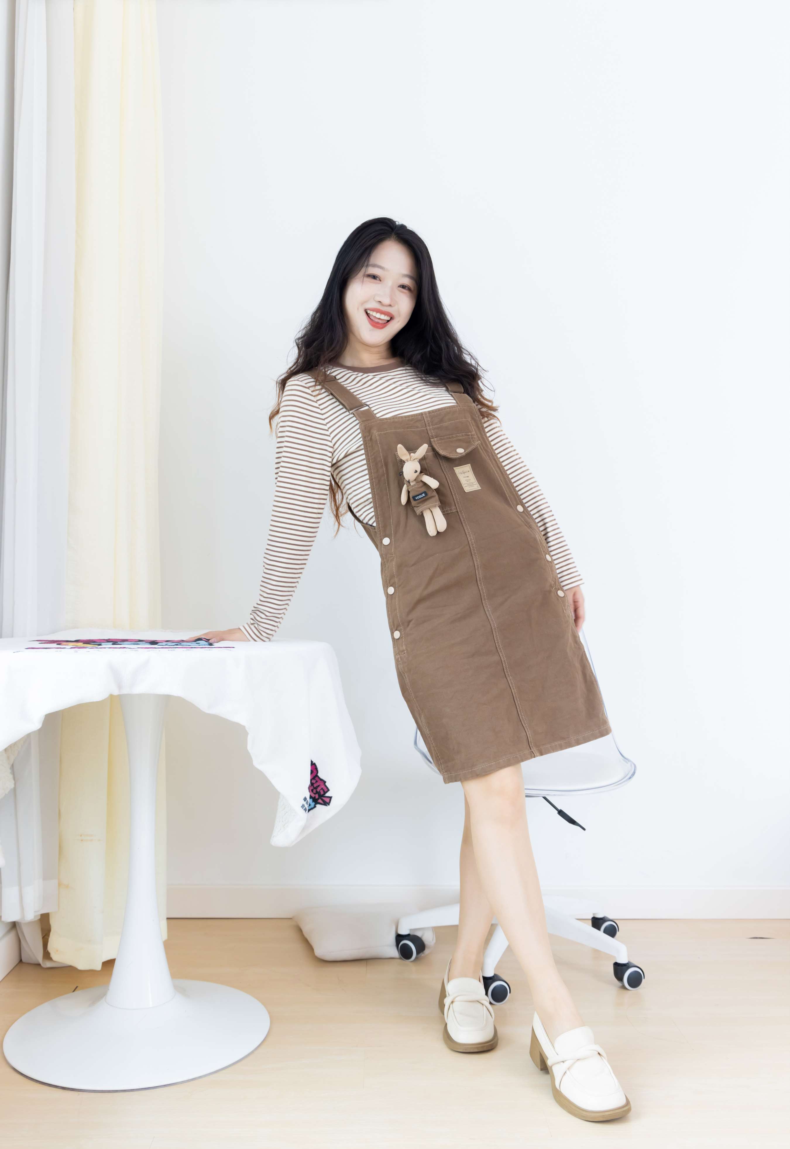 《小紫-皮鞋、薄肉丝大腿袜》作品图