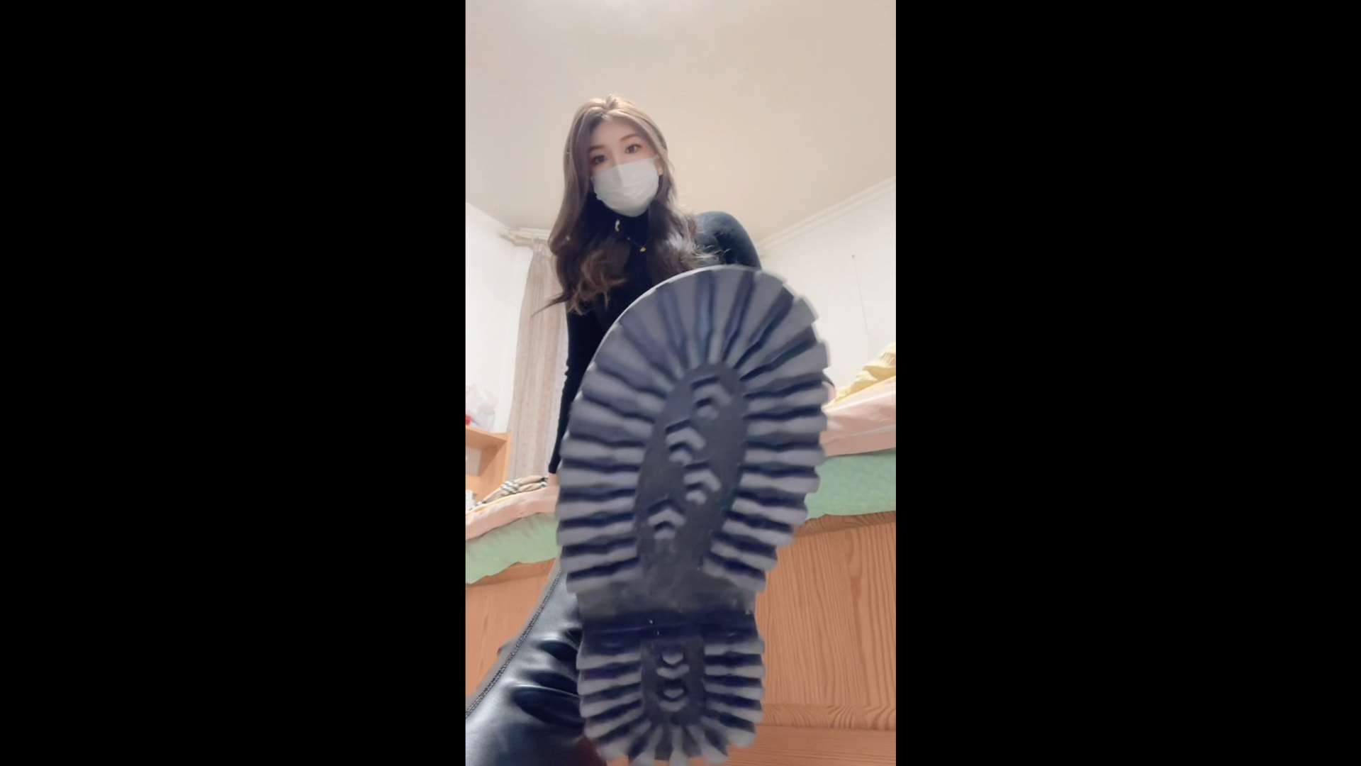 《[视频]小姐姐脱长靴黑丝踩饼干》作品图