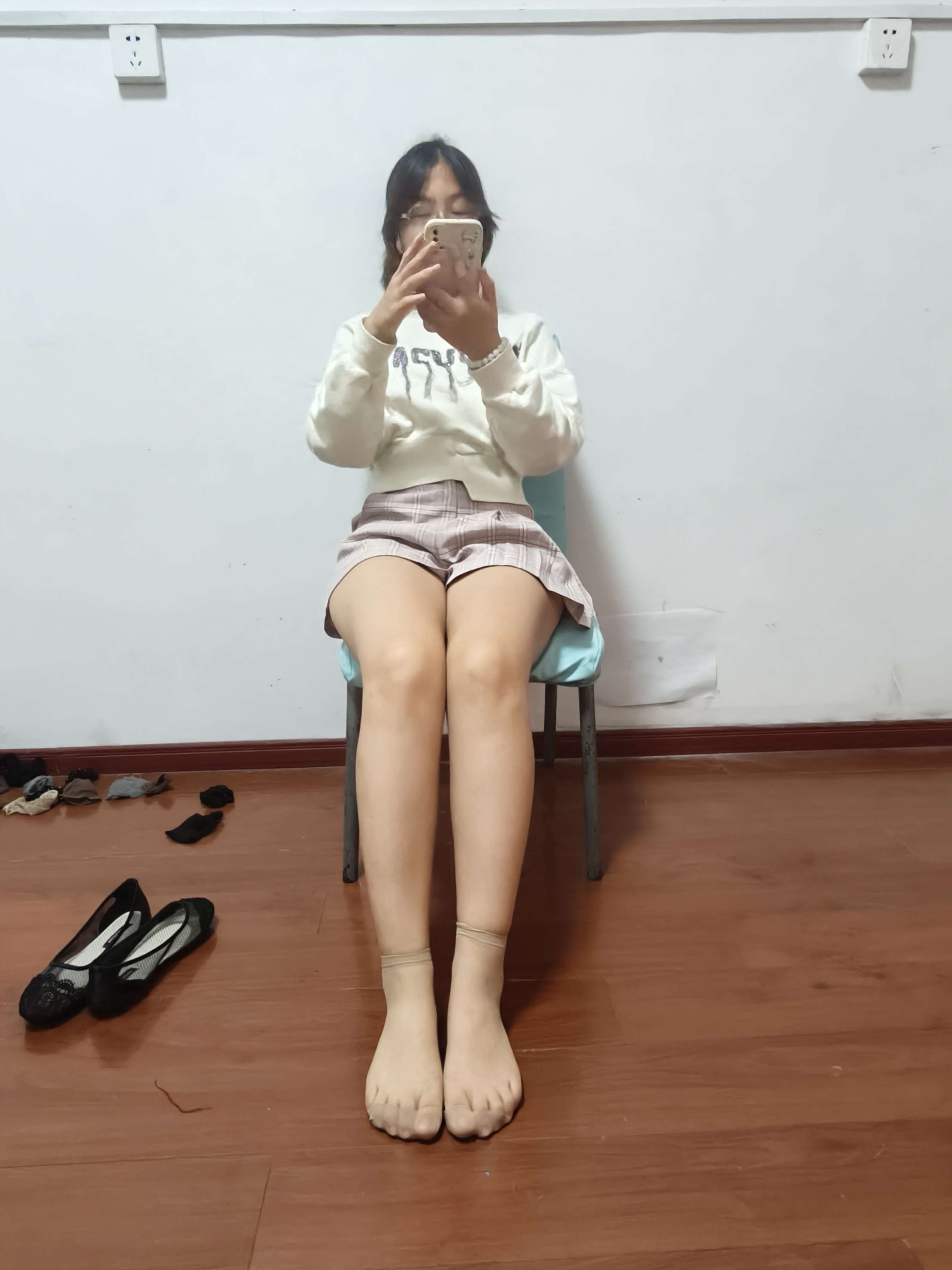 《邻家眼镜小妹展示诱人肉丝足》作品图