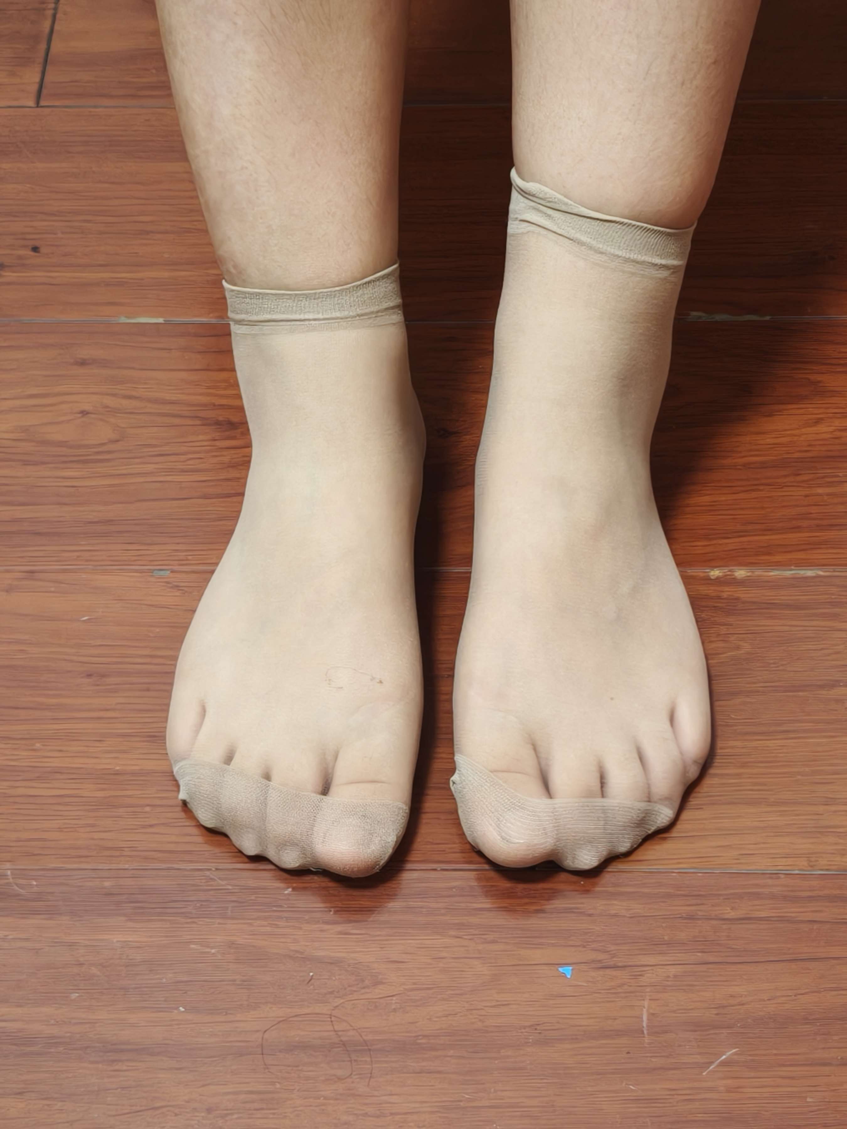 《邻家眼镜小妹展示诱人肉丝足》作品图