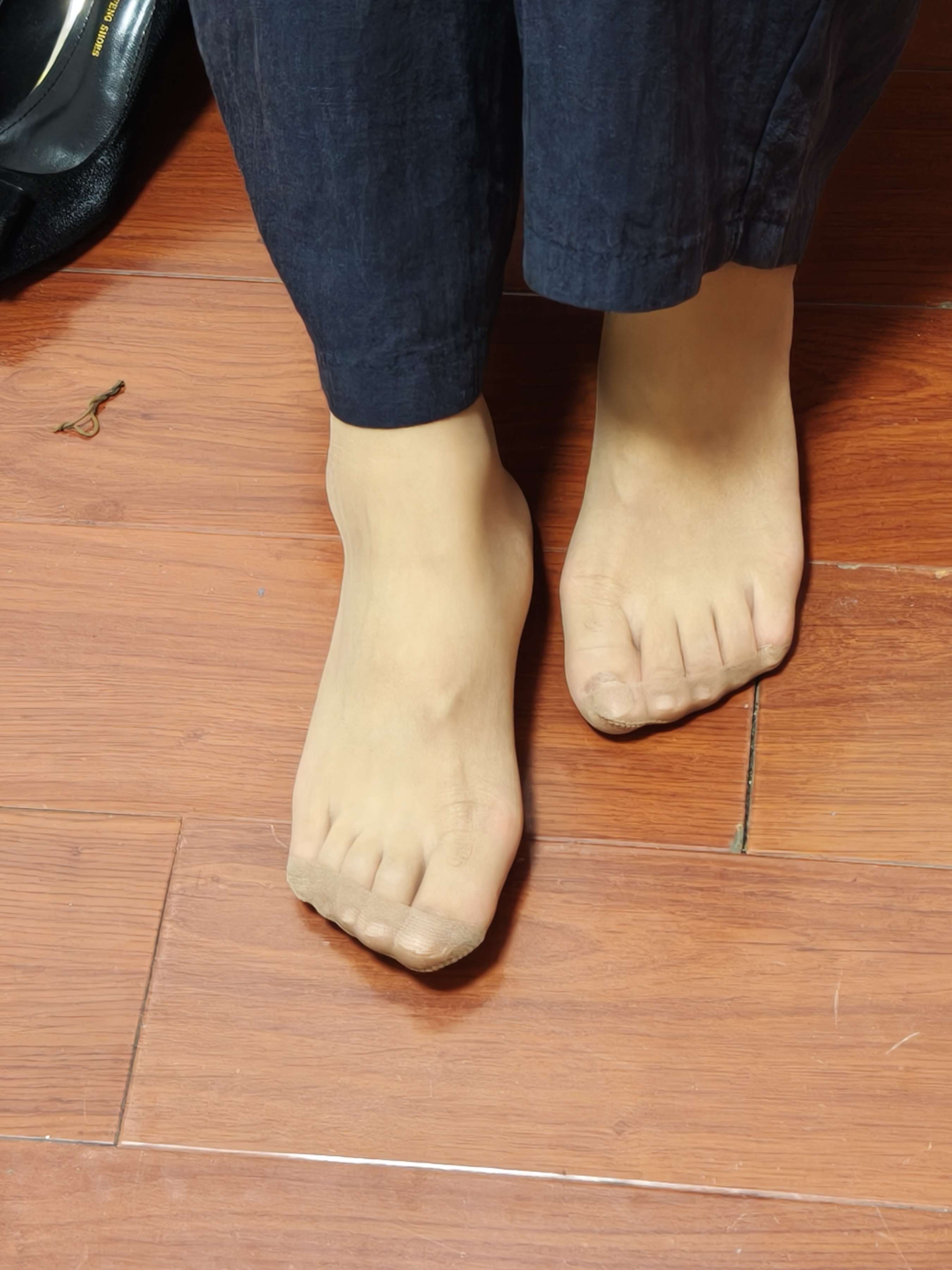 《小巧玲珑的妹子秀短丝足》作品图