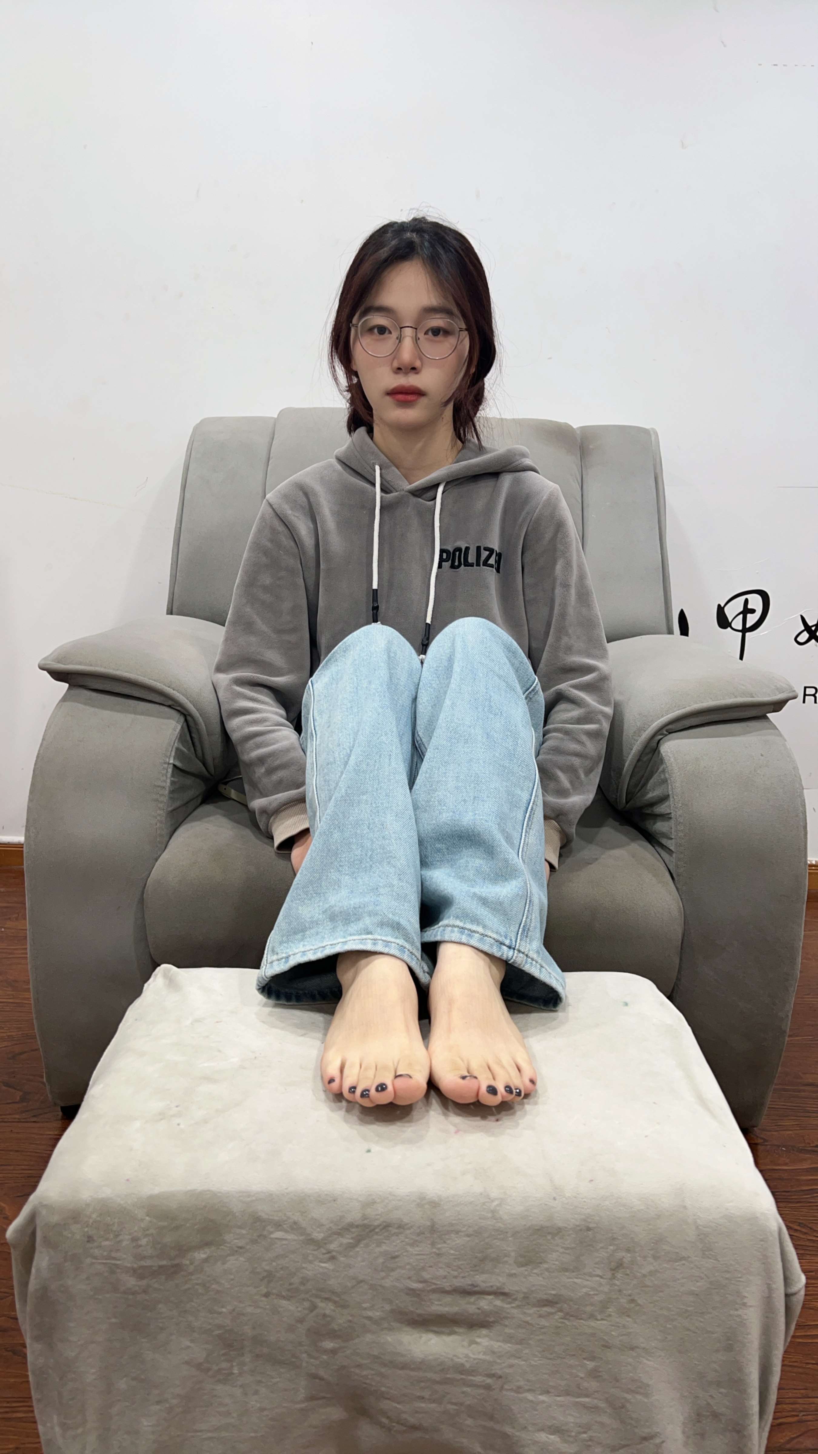 《眼镜妹的大脚嫩足》作品图