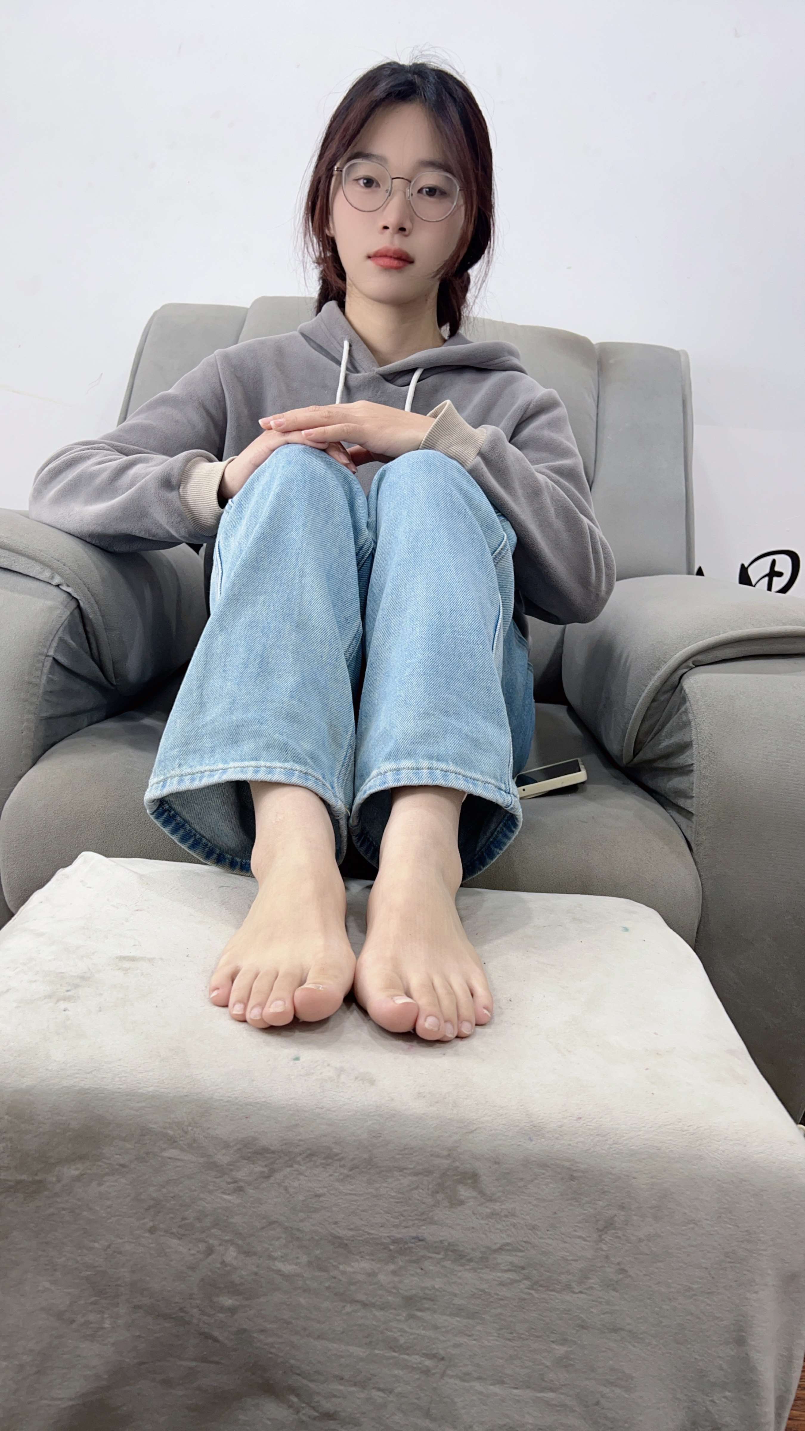 《眼镜妹的大脚嫩足》作品图