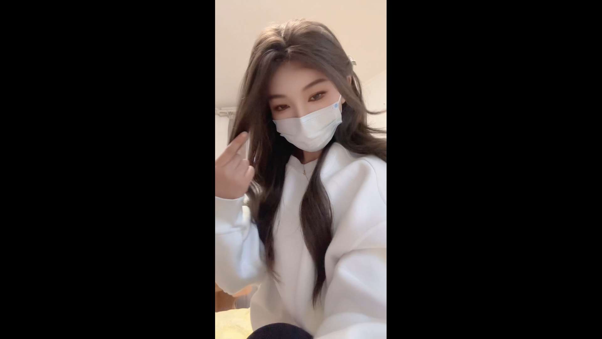 《[视频]小姐姐脱棉袜展嫩足》作品图