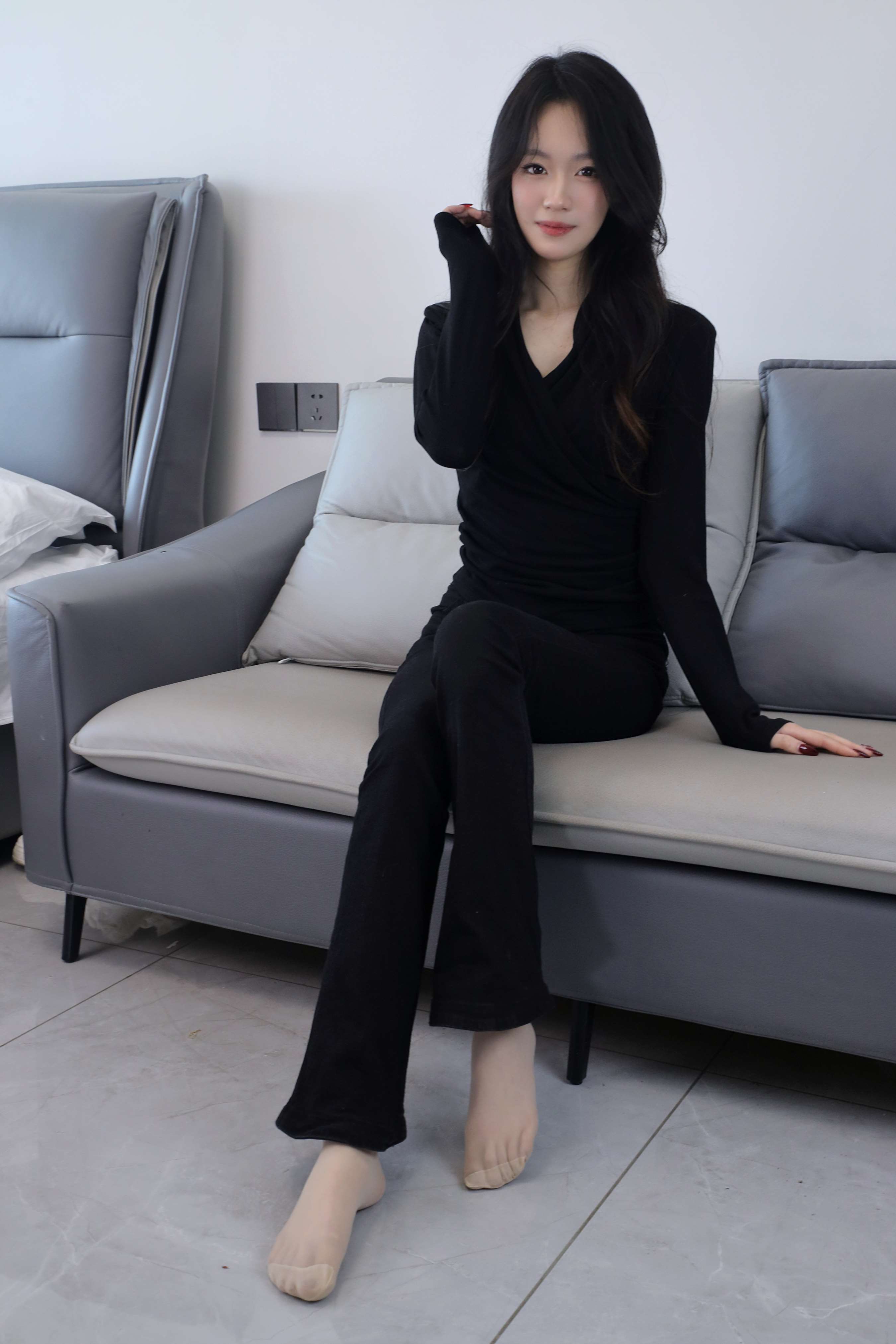 《小艺-黑色休闲の丝足、赤足》作品图