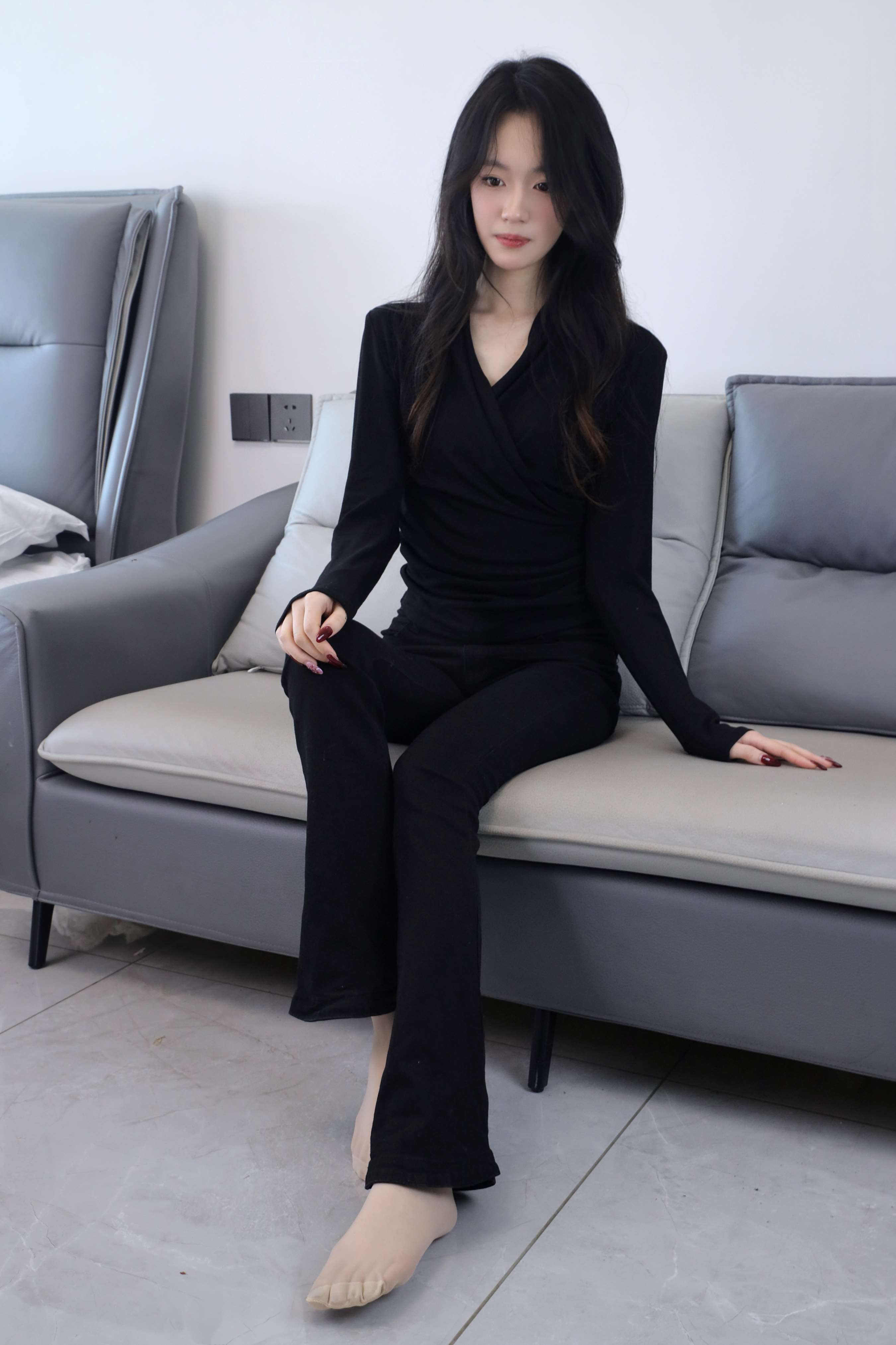 《小艺-黑色休闲の丝足、赤足》作品图