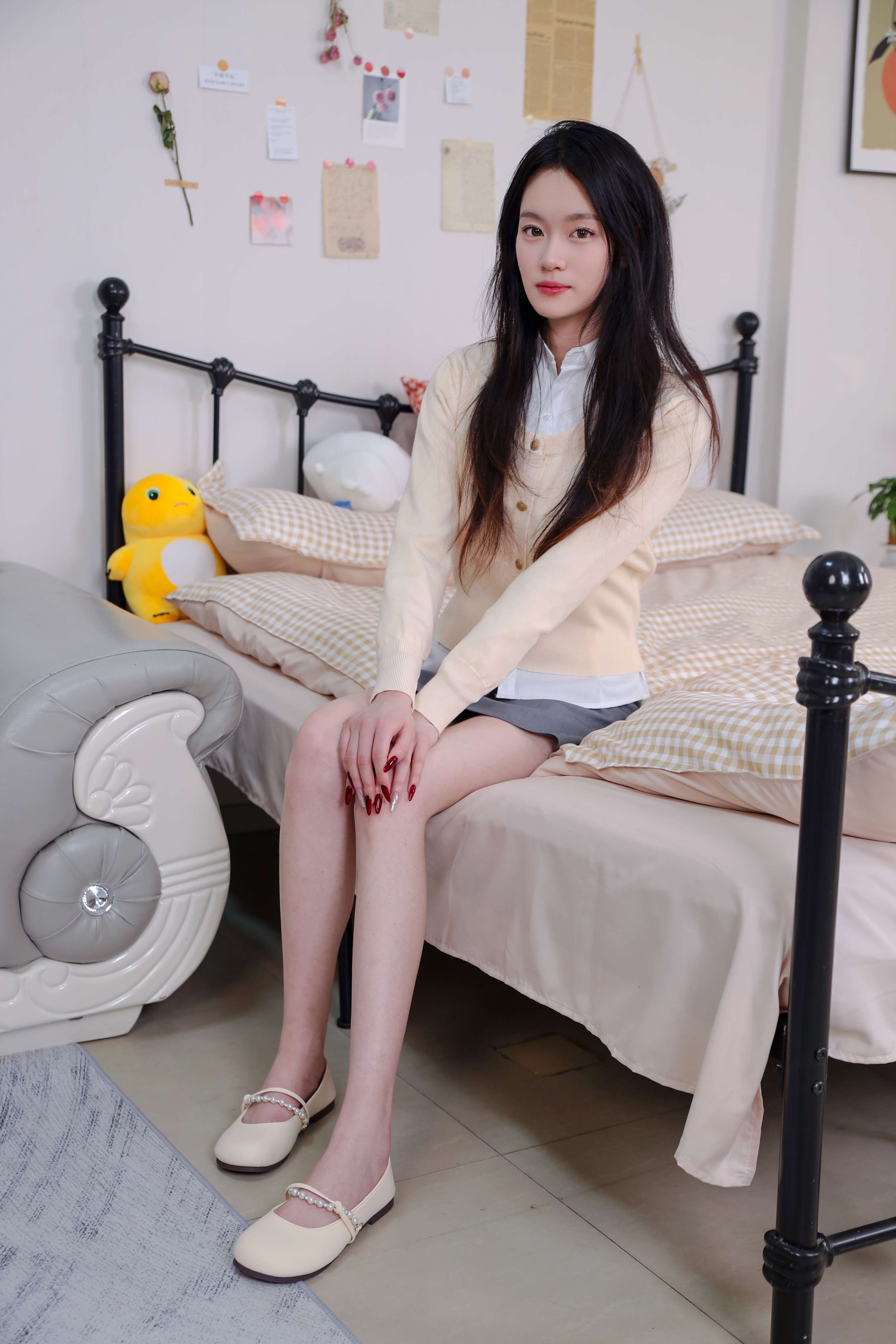 《小艺 学院风刨衫棉袜の嫩足》作品图