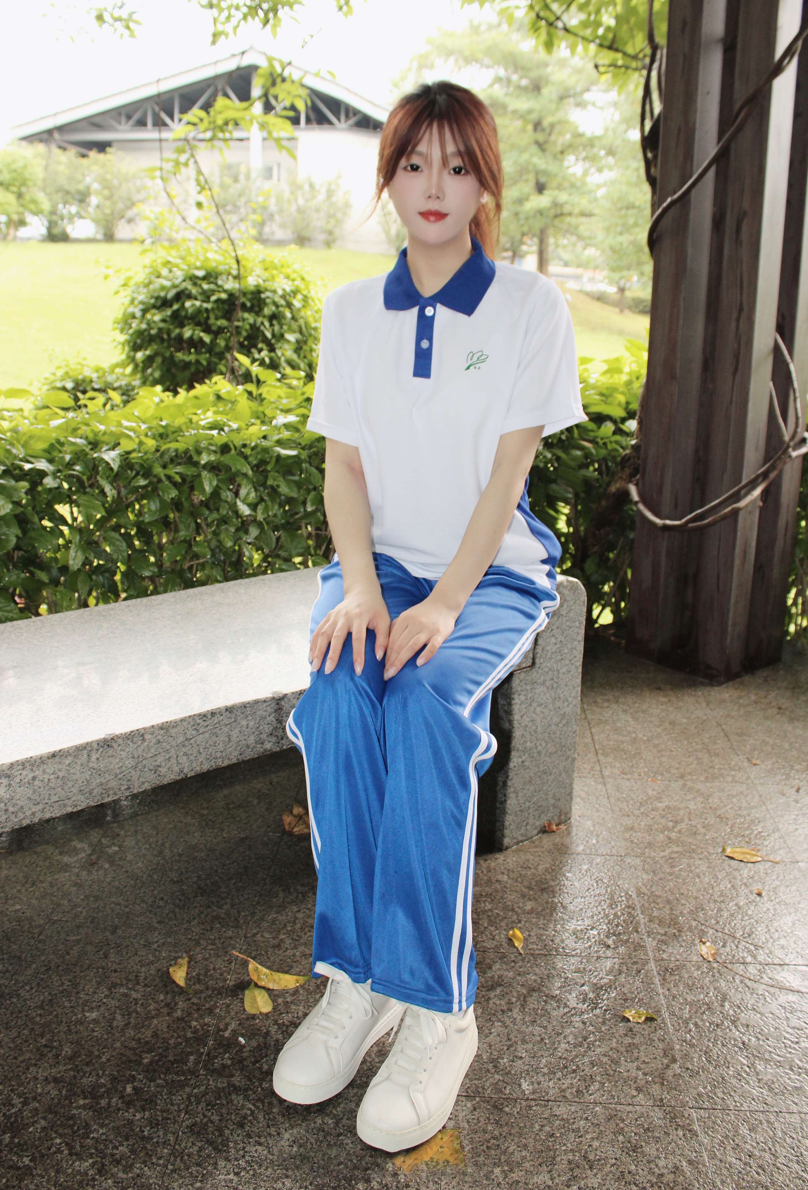 《小薯条深圳校服白袜の赤足》作品图