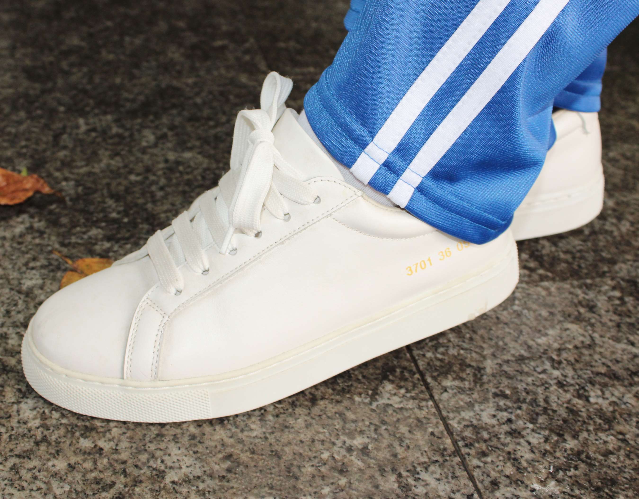 《小薯条深圳校服白袜の赤足》作品图