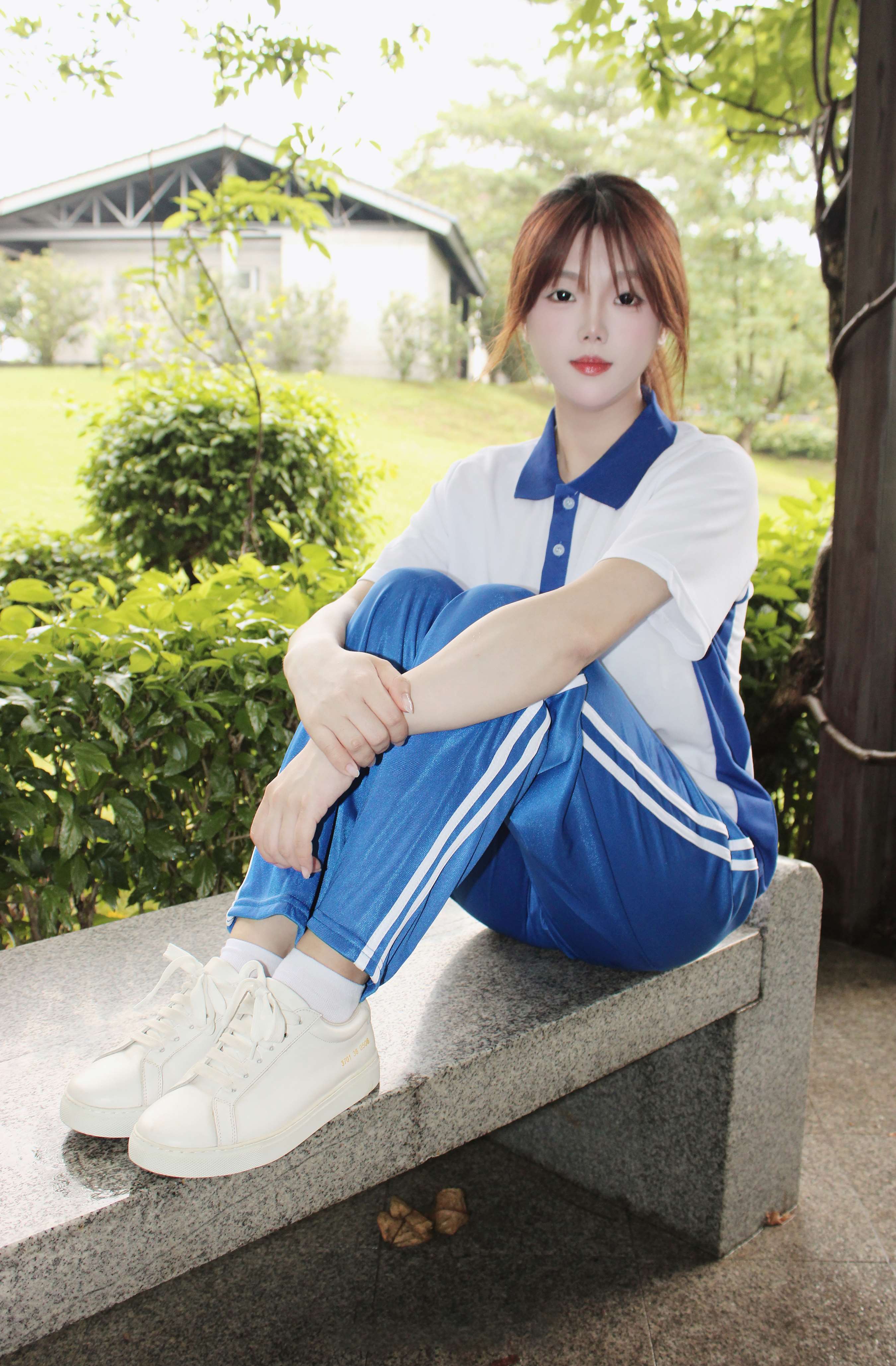 《小薯条深圳校服白袜の赤足》作品图