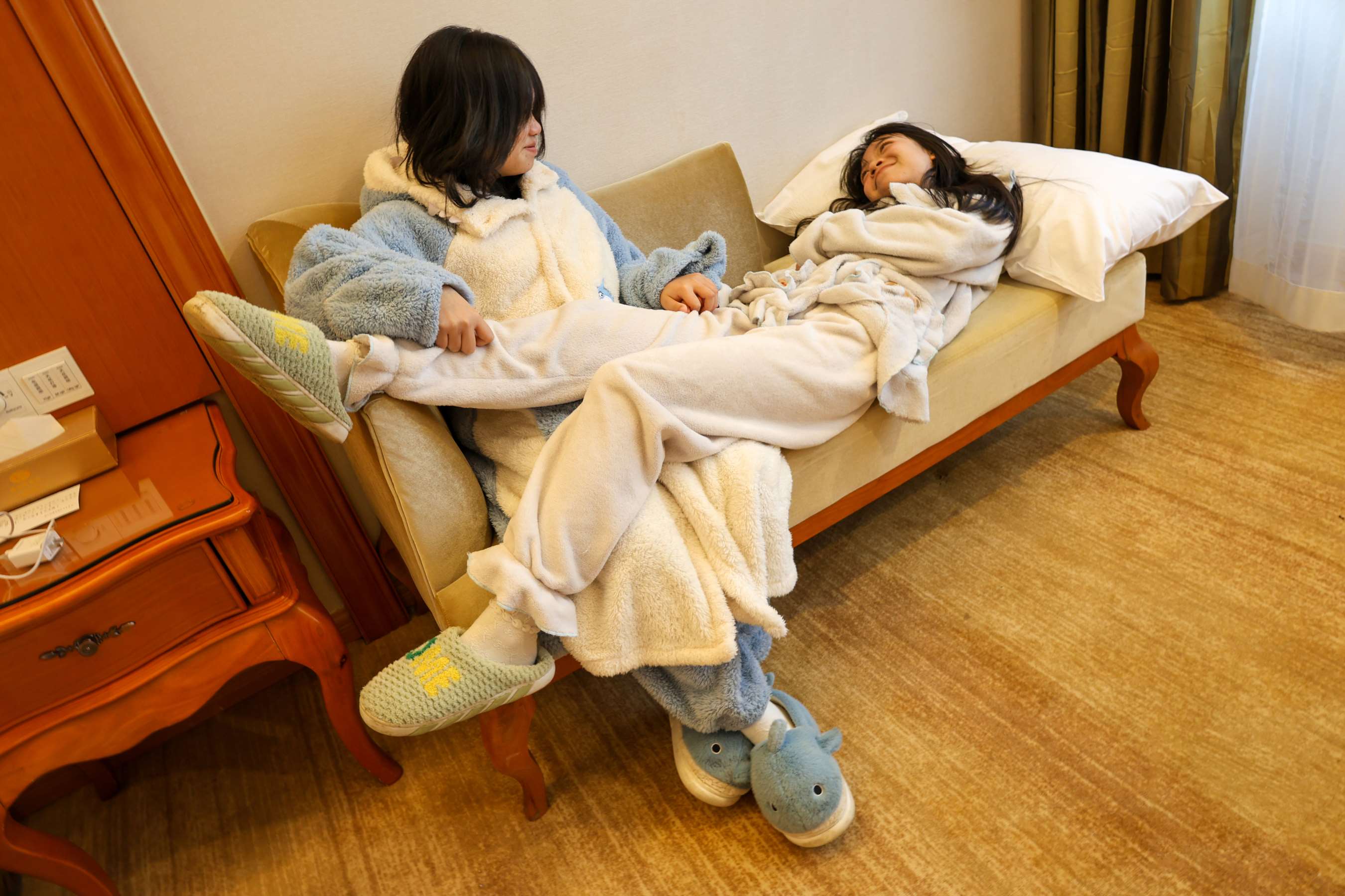 《两位妹妹的美脚》作品图