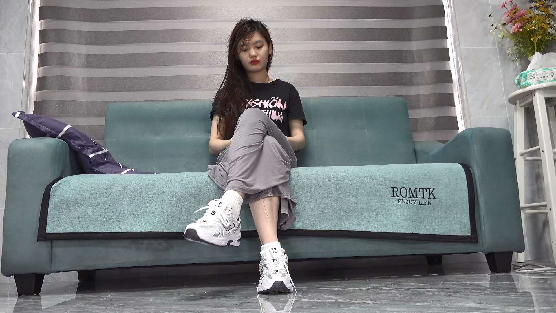 《[视频]丽梅脱穿了一天的鞋袜秀嫩足》作品图