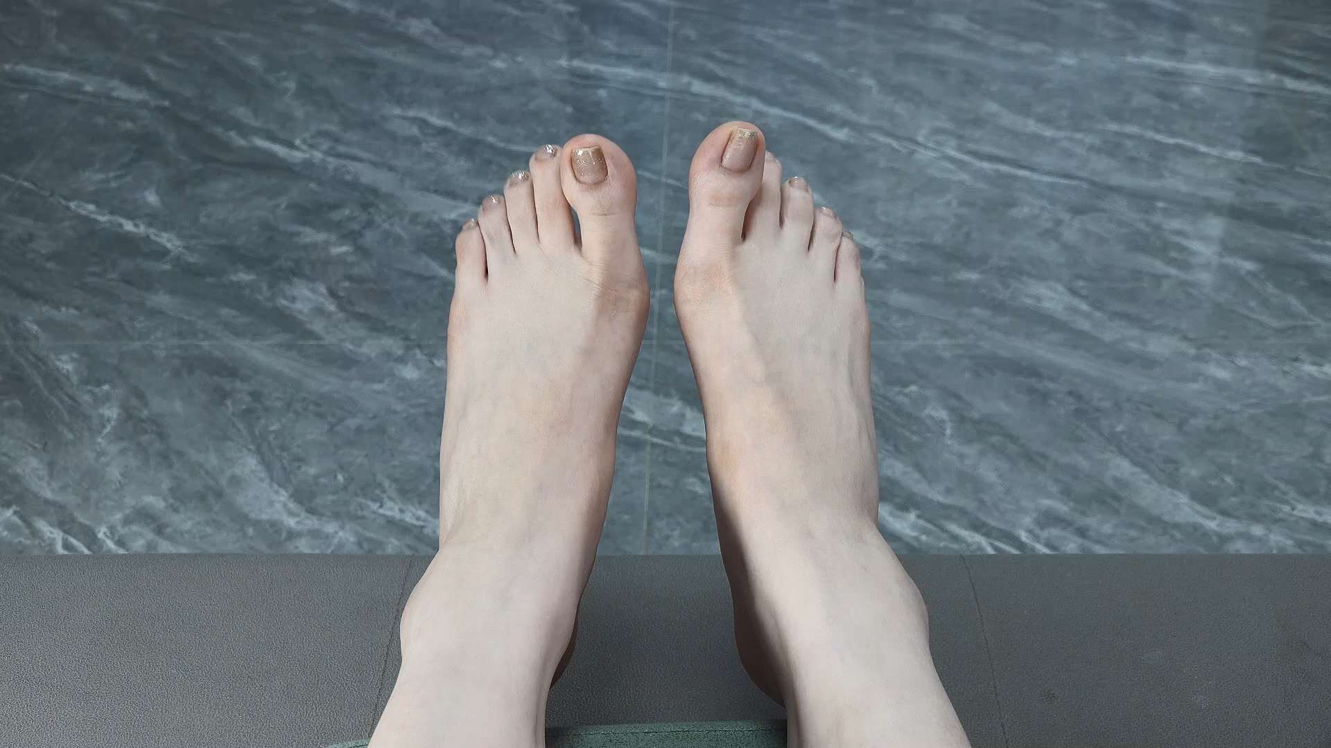 《[视频]丽梅脱穿了一天的鞋袜秀嫩足》作品图