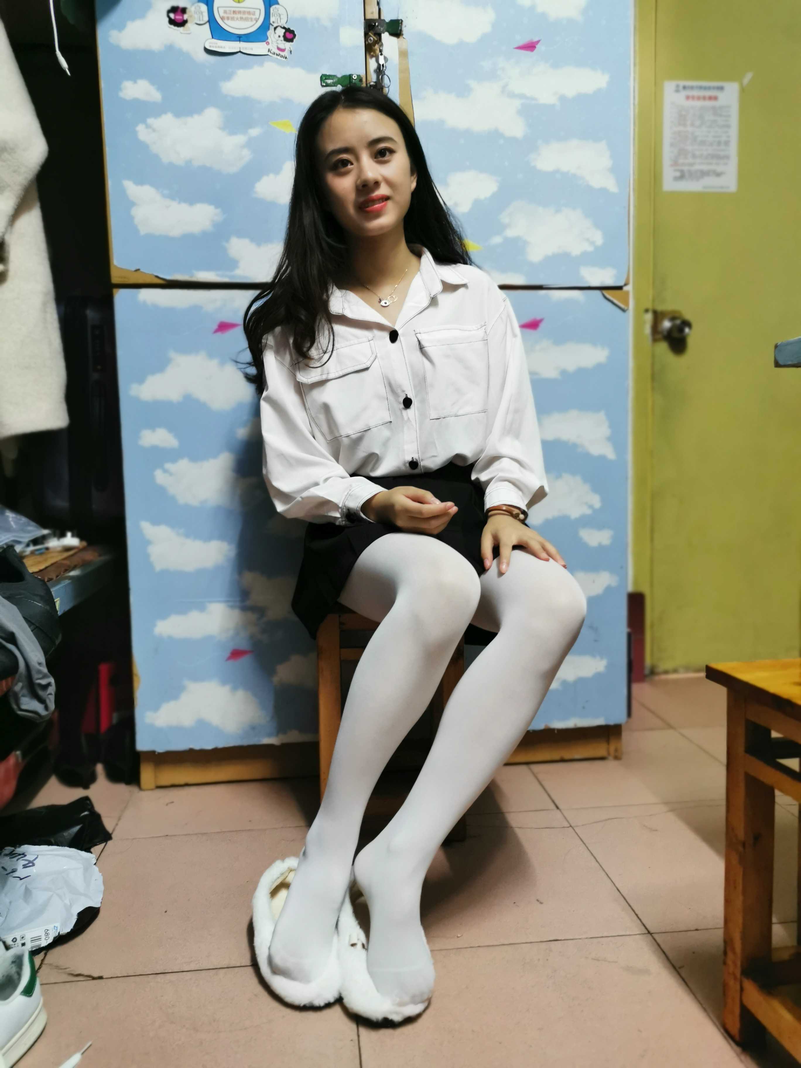 《宿舍小美女白丝》作品图